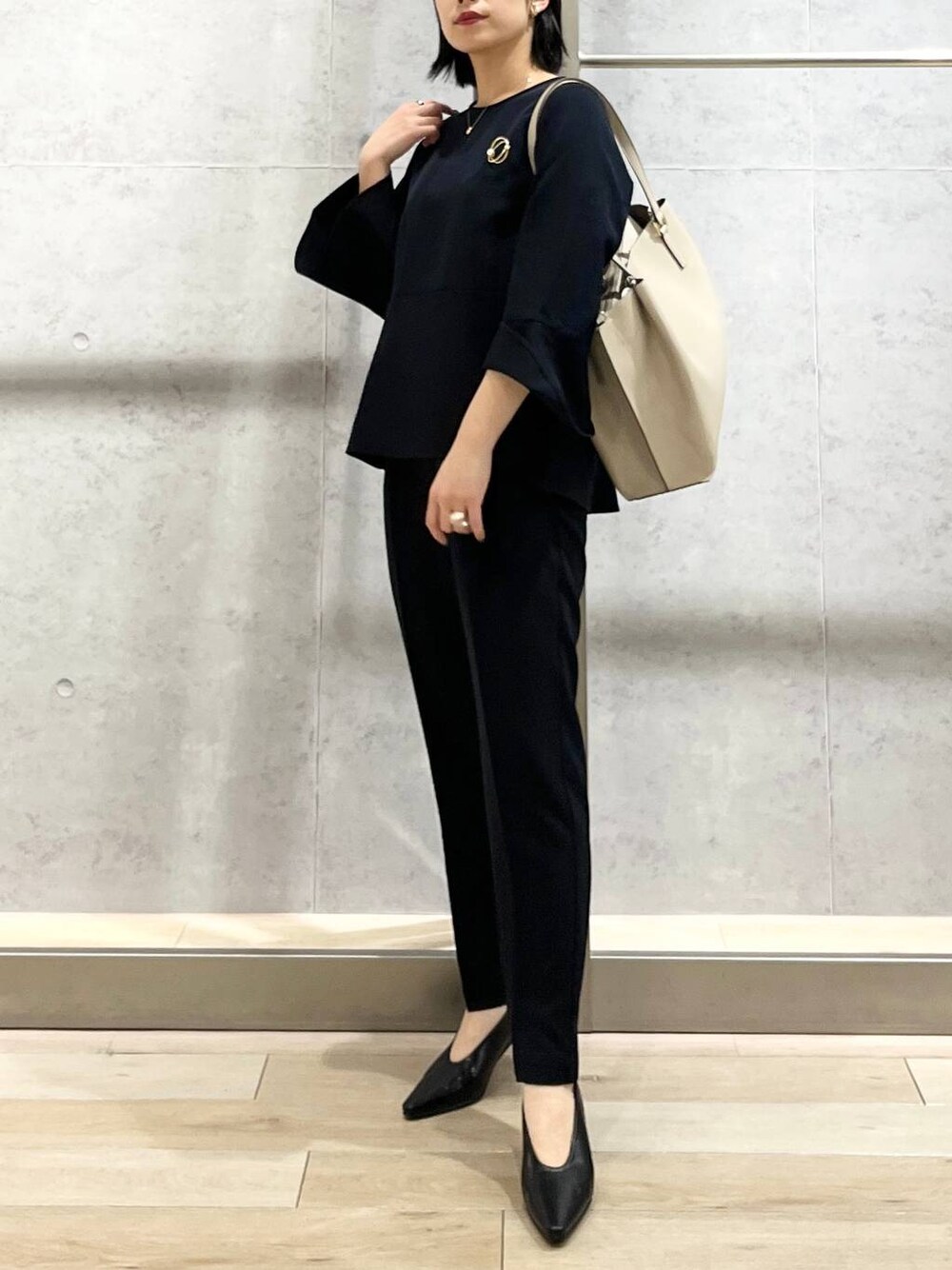 ブラック系のパンプス、ブラック系のその他パンツ、ブラック系のシャツ/ブラウスを着用したレディースの冬コーディネートの1枚目の写真