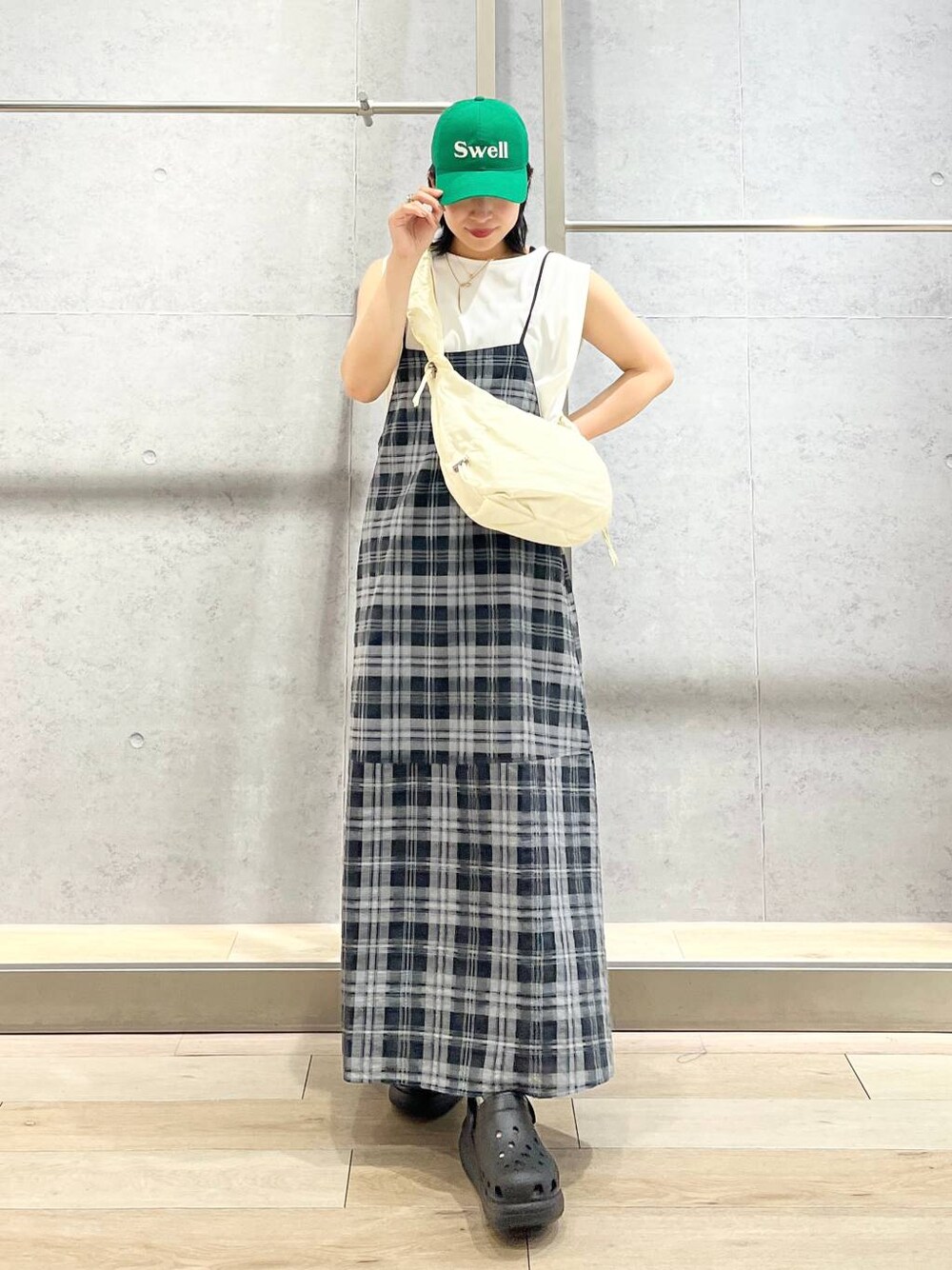 ブラック系のサンダル、ホワイト系のTシャツ/カットソー、ホワイト系のショルダーバッグを着用したレディースの夏コーディネートの1枚目の写真