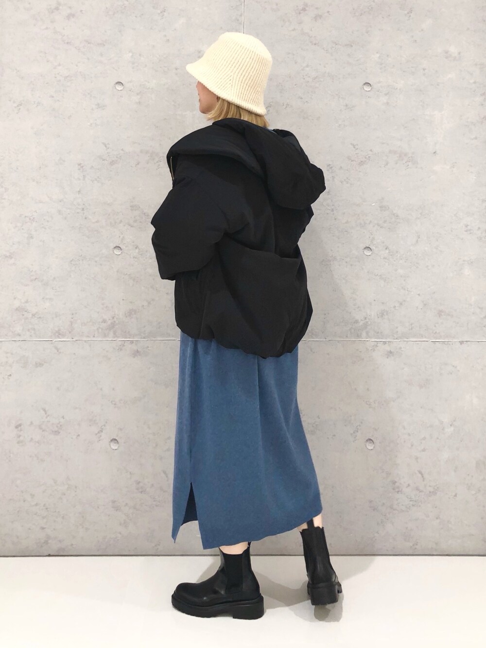 「LEPSIM、レプシィム(LEPSIM)、中綿ジャケット、ナカワタジャケット、ワンピース、ニットワンピース、ニット帽、バケットハット、厚底ブーツ、ごつめブーツ、ブーツ、ストリート、ストリートコーデ、オトナカジュアル、ラクチンコーデ」｜「LEPSIMのマタニティ／12ゲージWAYヘンリーワンピース（マタニティウェア/グッズ、ブルー系）」を使った、エムアイさん（レディース・162cm）の冬コーディネートの3枚目の写真