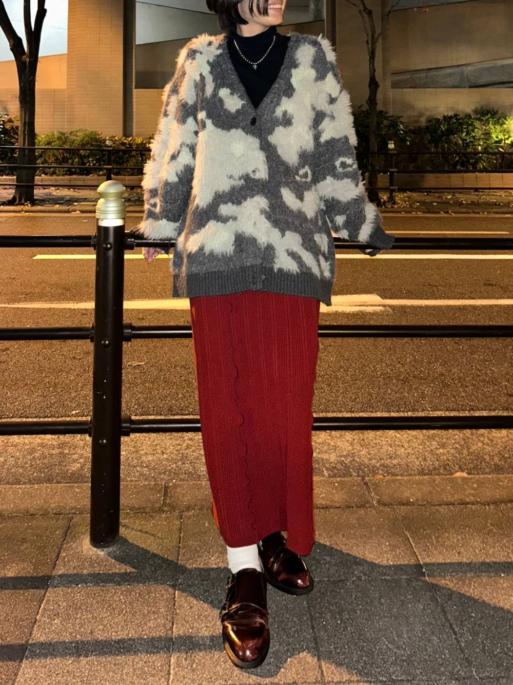 グレー系のカーディガン/ボレロ、レッド系のマタニティウェア/グッズを着用したレディースの冬コーディネートの1枚目の写真