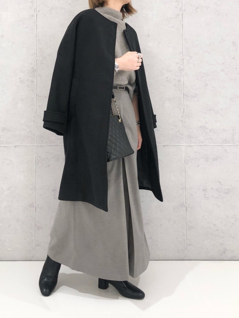 「キルティング、LEPSIM、ロングコート、ワイドパンツ、キレイめ、ハイネックニット、きれいめカジュアル、クルーネック、シンプルコーデ、袴パンツ、キルティングバッグ、オトナカジュアル、ニットコーデ、冬アウター、ストレッチブーツ」｜「LEPSIMのキルティングチェーンBAG　236414（ショルダーバッグ、ブラック系）」を使った、エムアイさん（レディース・162cm）の冬コーディネートの1枚目の写真
