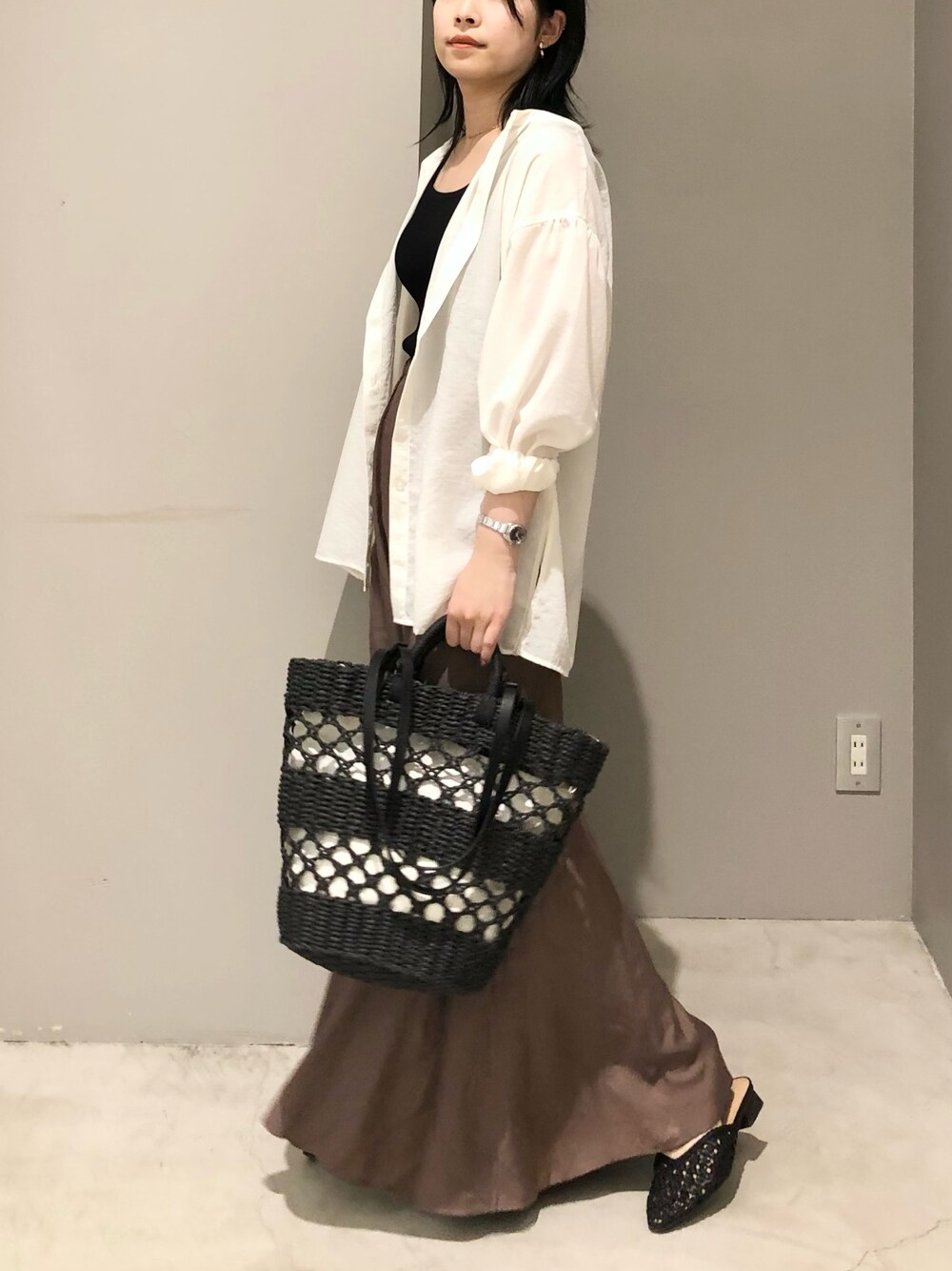 ホワイト系のシャツ/ブラウス、ブラック系のトートバッグ、ブラック系のサンダルを着用したレディースの夏コーディネートの1枚目の写真