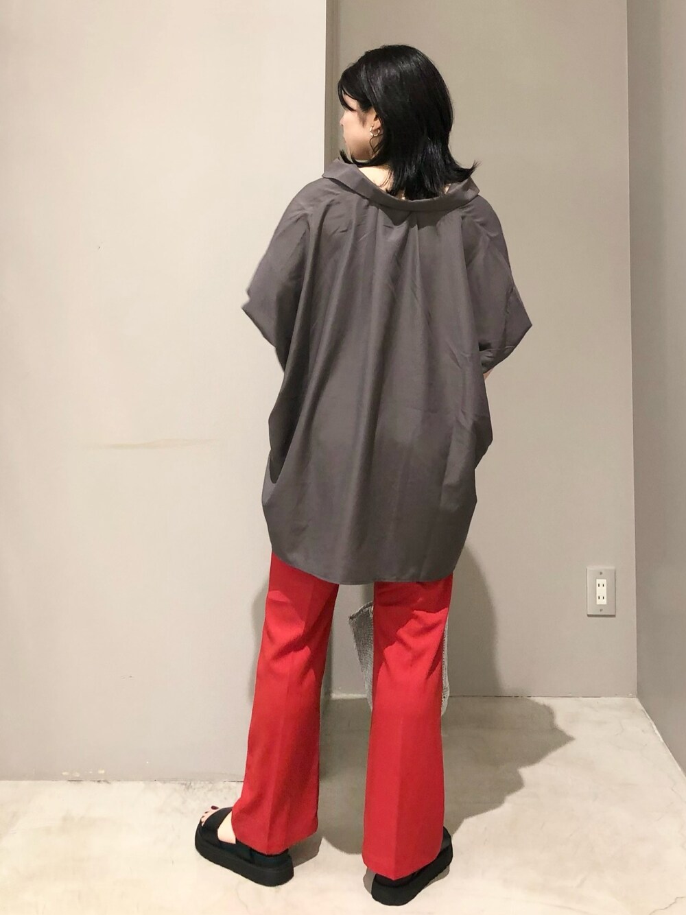 シルバー系のショルダーバッグ、レッド系のその他パンツ、ブラック系のサンダルを着用したレディースの夏コーディネートの2枚目の写真