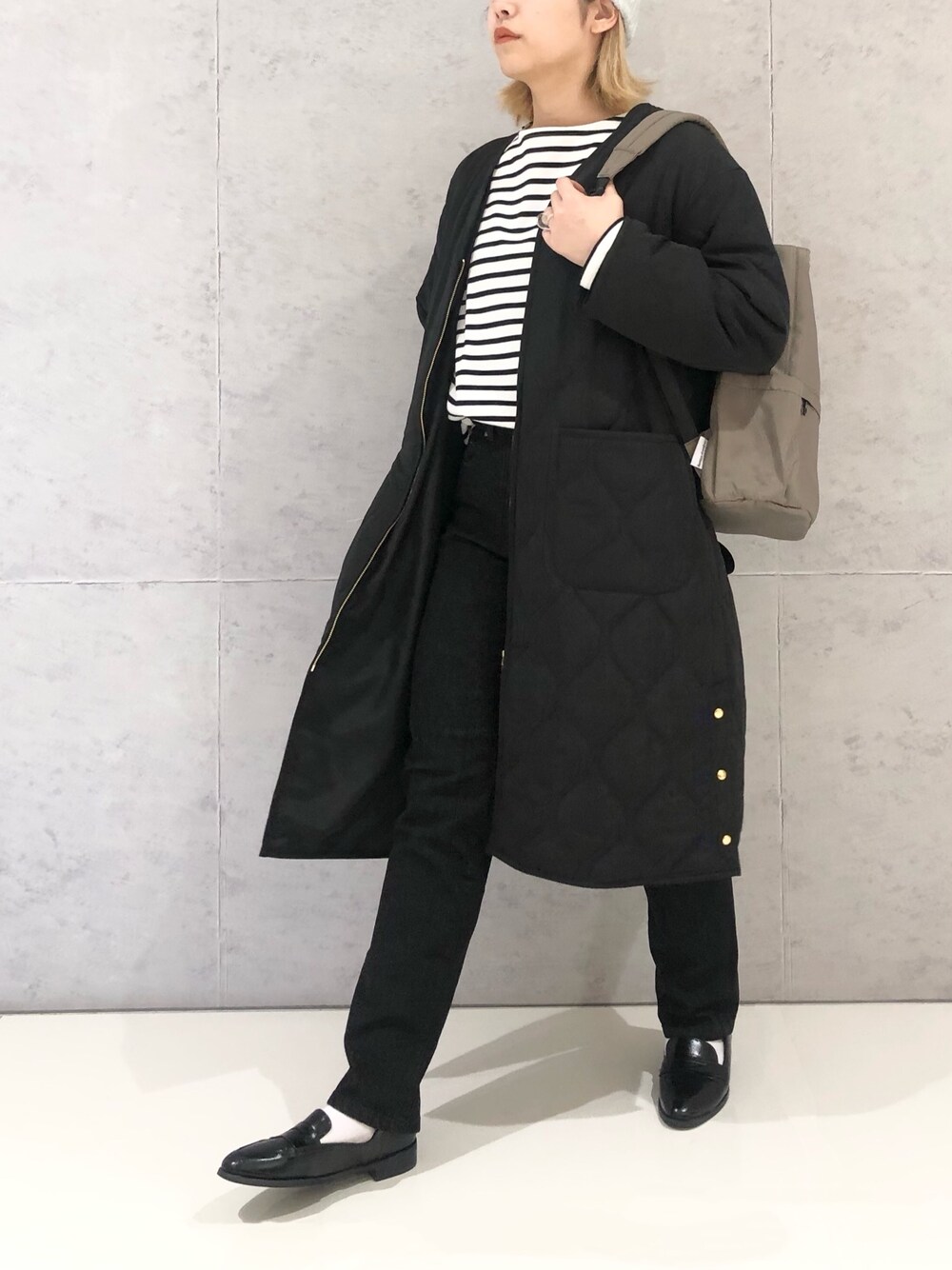 「LEPSIM、レプシィム(LEPSIM)、中綿コート、キルティングコート、ロングコート、デニム、レプスタ、スリムパンツ、ボーダー、ボーダートップス、バックパック、リュック、ニット帽、ローファー、シンプルコーデ」｜「LEPSIMのスリムストレートデニムパンツ　952579（デニムパンツ、ブラック系）」を使った、エムアイさん（レディース・162cm）の冬コーディネートの1枚目の写真