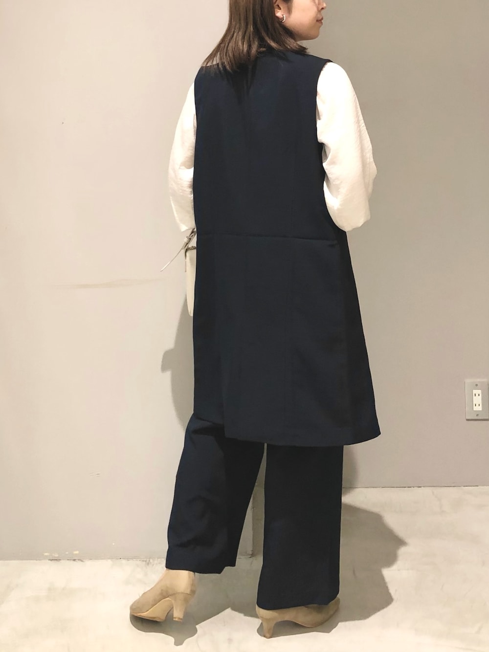 ブルー系のその他パンツ、ブルー系のその他アウター、ホワイト系のショルダーバッグを着用したレディースの春コーディネートの3枚目の写真