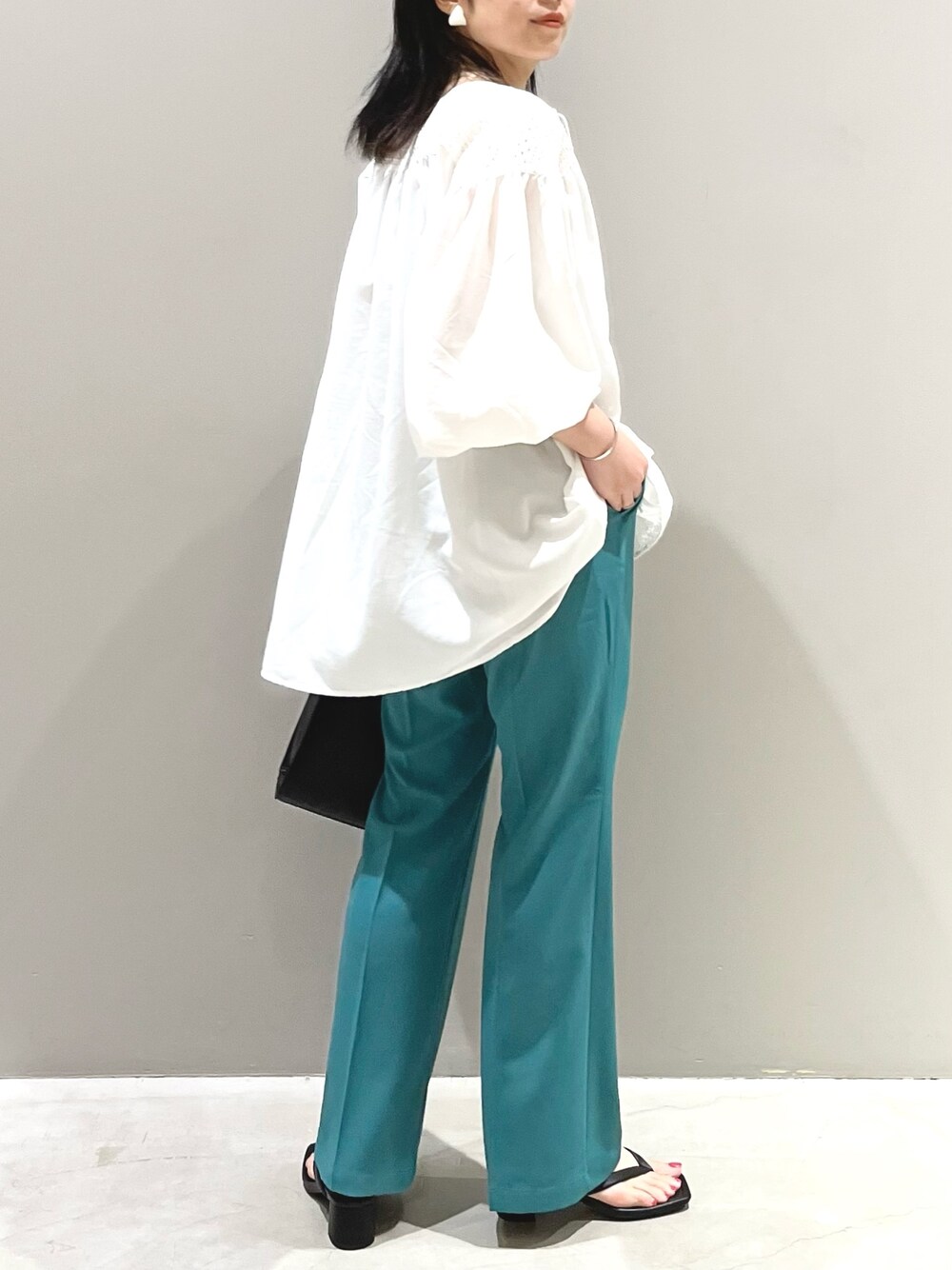 ホワイト系のシャツ/ブラウス、グリーン系のその他パンツ、ブラック系のサンダルを着用したレディースの秋コーディネートの2枚目の写真