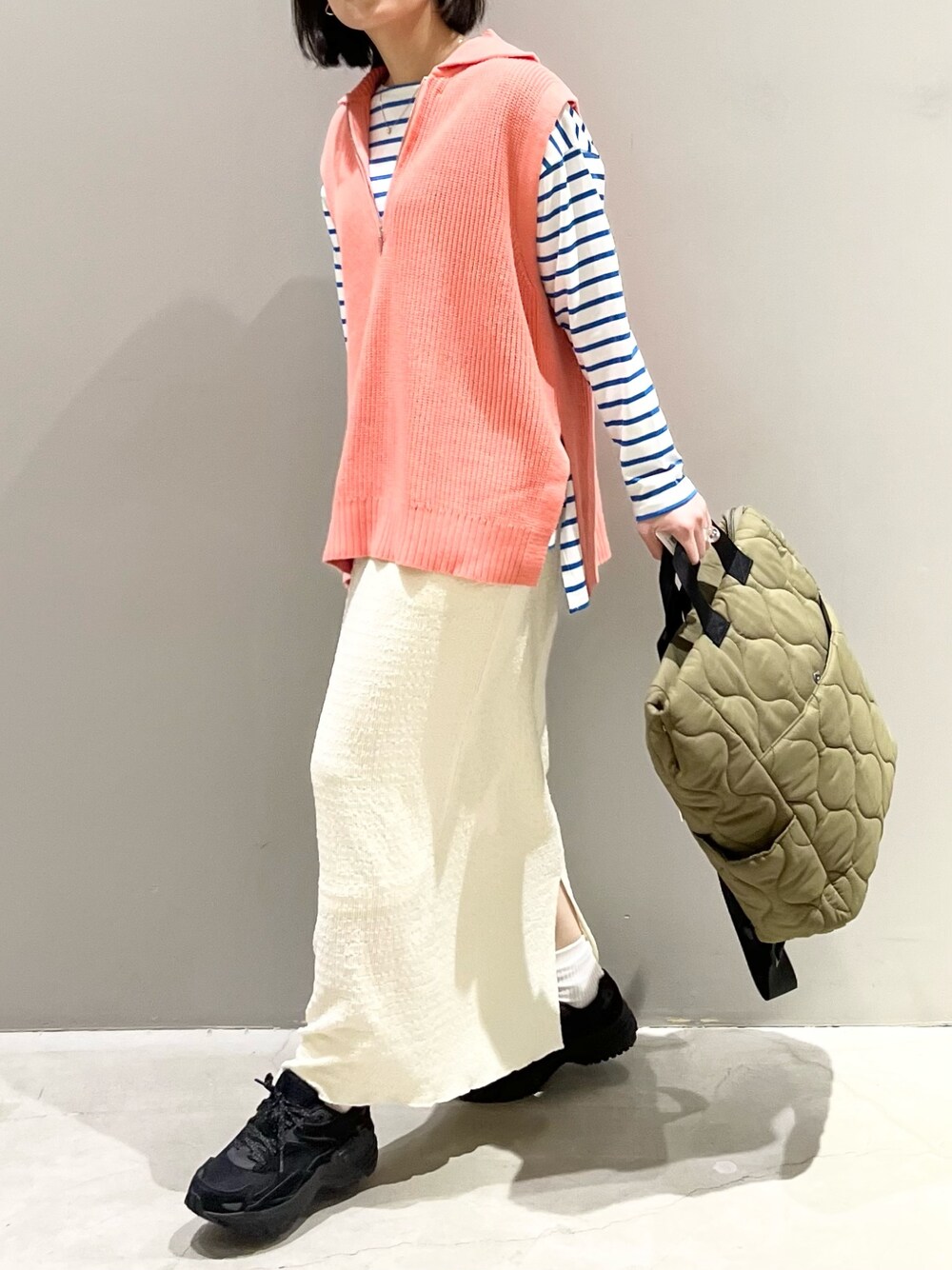 ブラック系のスニーカー、ブルー系のTシャツ/カットソー、ホワイト系のマタニティウェア/グッズを着用したレディースの冬コーディネートの1枚目の写真