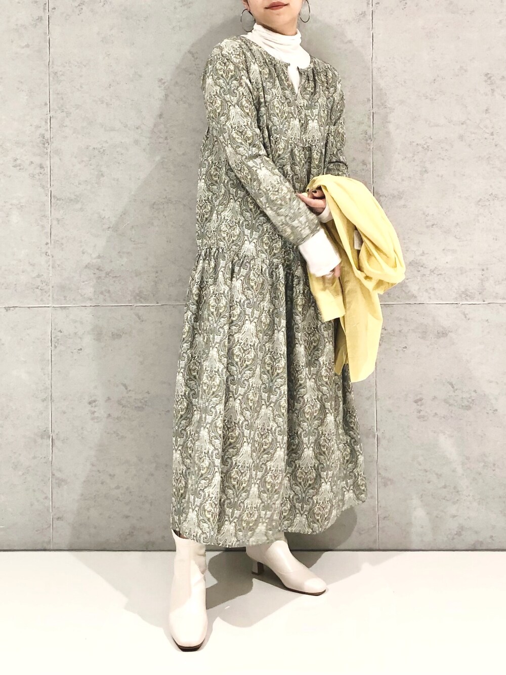 グリーン系のワンピース、ホワイト系のTシャツ/カットソー、イエロー系のシャツ/ブラウスを着用したレディースの冬コーディネートの4枚目の写真