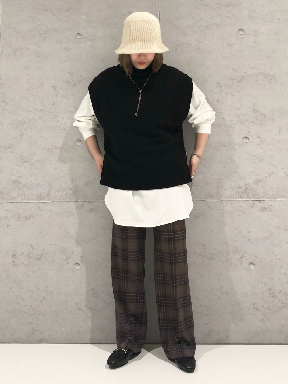 「LEPSIM、ベスト、ベスト×シャツ、チェックパンツ、ニットハット、バケットハット、ローファー、ハタラクパンツ、レイヤードスタイル、ストリート、きれいめカジュアル、雨の日コーデ、秋冬コーデ、シンプルコーデ、カジュアル」｜「LEPSIMのコーデュロイバケットＨＡＴ　956357（ハット、ホワイト系）」を使った、エムアイさん（レディース・162cm）の秋コーディネートの1枚目の写真