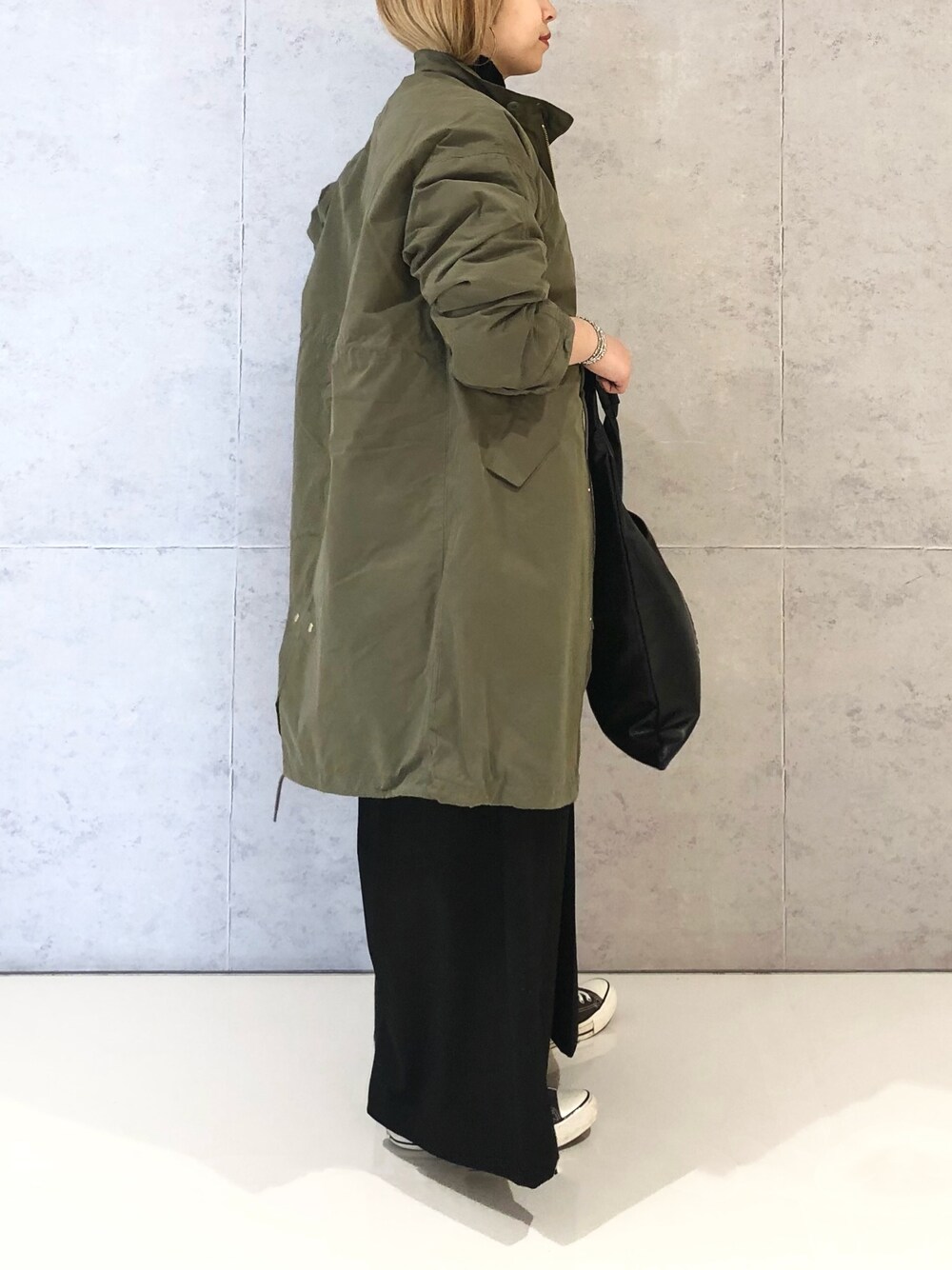 「LEPSIM、レプシィム(LEPSIM)、私の推しブランド、冬コーデ、M-65、M65、ミリタリー、ミリタリーコート、ニット、ハイネックニット、コンバース、ワイドパンツ、ハカマパンツ、ステッチバッグ、カジュアルコーデ」｜「LEPSIMのタックワイドストレートパンツ　239673（その他パンツ、ブラック系）」を使った、エムアイさん（レディース・162cm）の冬コーディネートの2枚目の写真