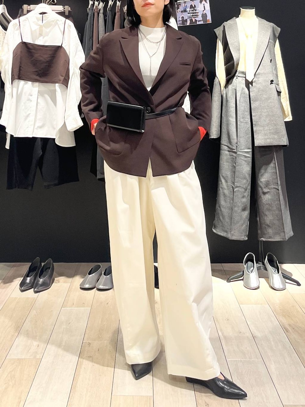 ホワイト系のニット/セーター、ホワイト系のその他パンツ、ブラック系のパンプスを着用したレディースの秋コーディネートの1枚目の写真