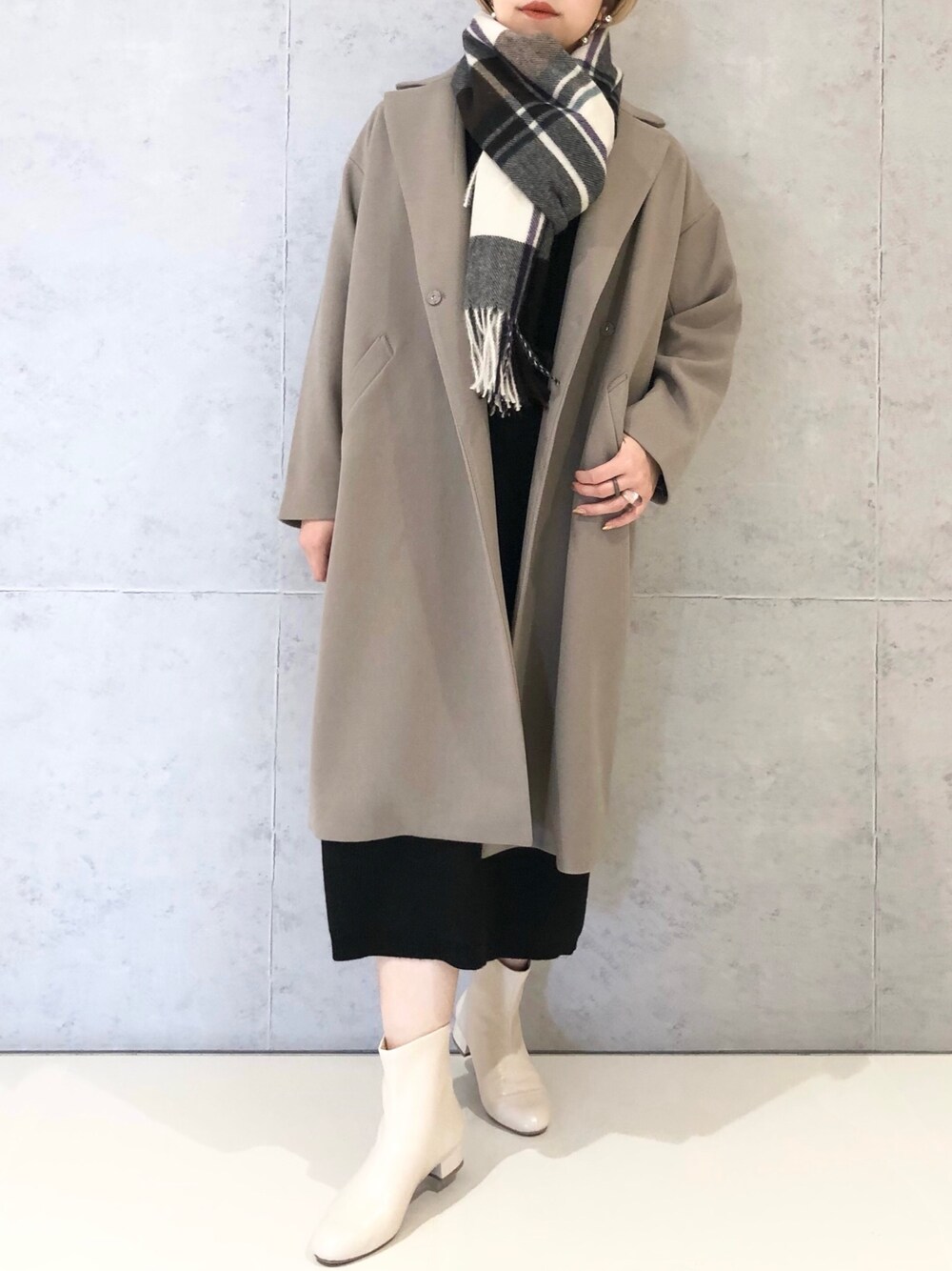 「LEPSIM、レプシィム(LEPSIM)、チェスターコート、ロングコート、ニットワンピース、ワンピース、ドッキングワンピ、ローヒール、ローヒールブーツ、ストール、大人カジュアル、シンプルコーデ、シンプル、ニットコーデ、デートスタイル（WOMEN）」｜「LEPSIMの4つの嬉しい機能付き！シアワセストレッチローヒールブーツ　236249（ブーツ、ホワイト系）」を使った、エムアイさん（レディース・162cm）の冬コーディネートの2枚目の写真