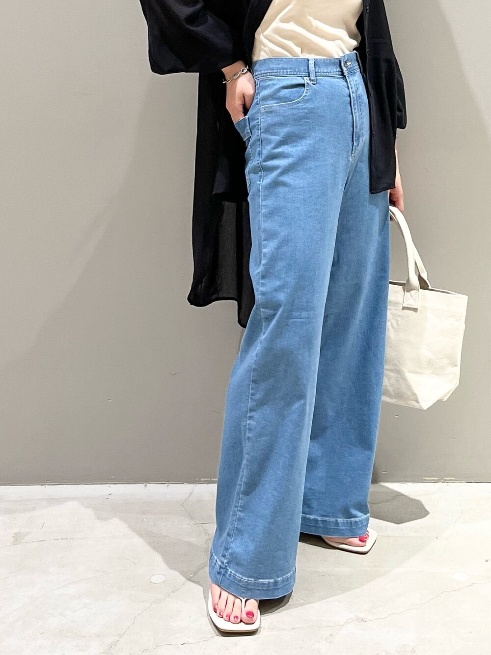 「LEPSIM、レプシィム(LEPSIM)、シアーシャツ、シアートップス、niko and ...、キャミソール、デニム、デニムパンツ、トートバッグ、キャンバストート、トングサンダル、RAGEBLUE、ブレスレット、夏コーデ、シンプルコーデ」｜「LEPSIMのキャンバスBASICトートバッグ [M]　276767（トートバッグ、ホワイト系）」を使った、エムアイさん（レディース・162cm）の夏コーディネートの4枚目の写真