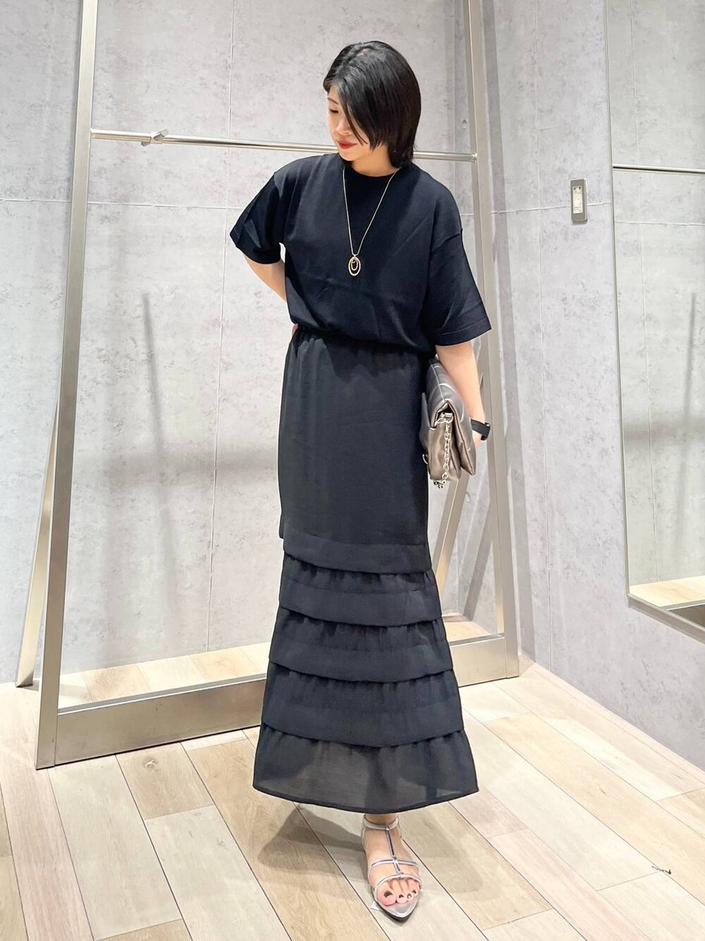 その他のショルダーバッグ、シルバー系のサンダル、ブラック系のニット/セーターを着用したレディースの夏コーディネートの1枚目の写真