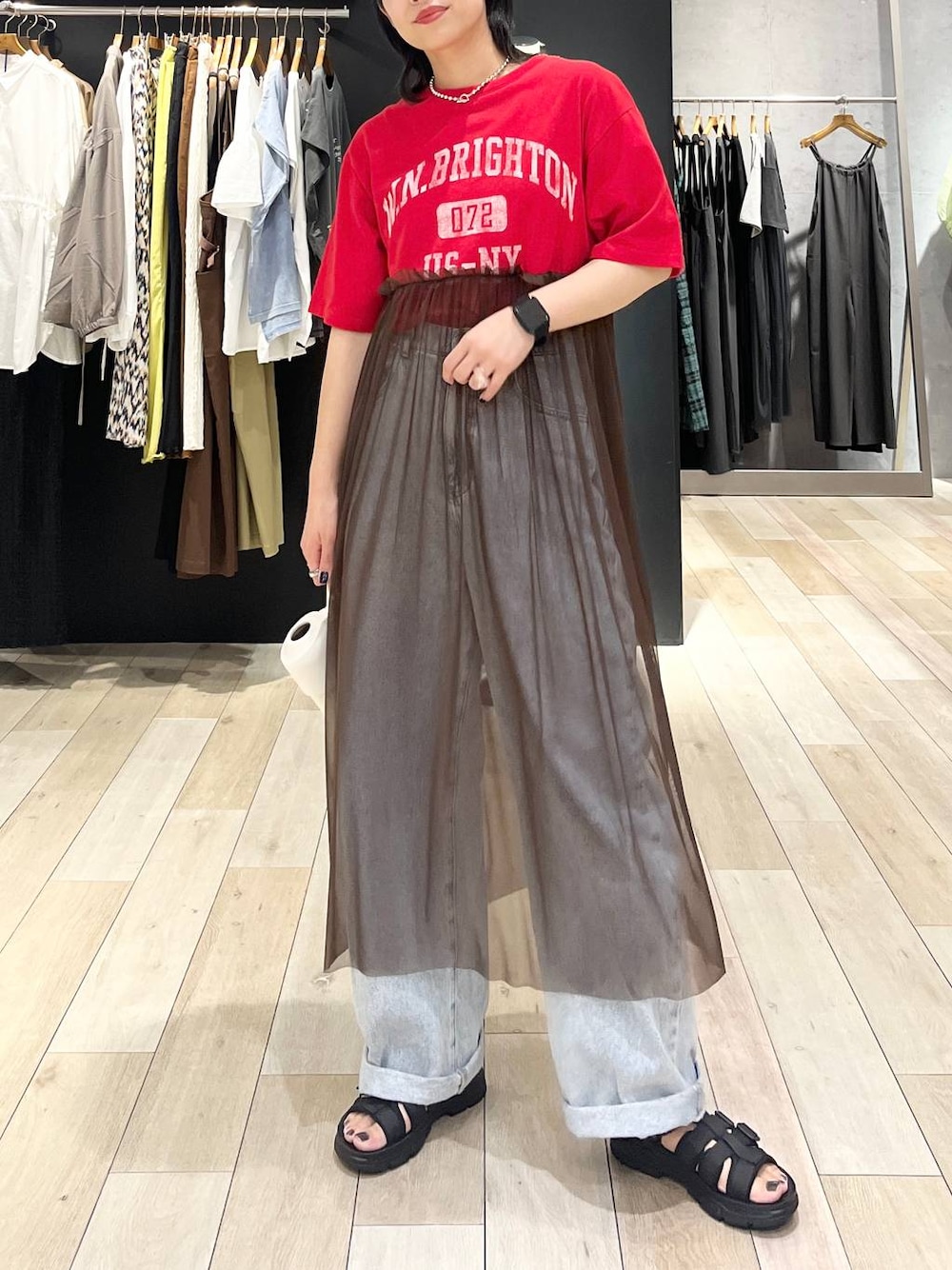 「カジュアル、モード、ベーシック/シンプル、デート/ロマンティック、楽ちんコーデ、夏コーデ、女子会、きれいめカジュアル_LEPSIM、LEPSIM、おでかけ、シンプルコーデ、ワンピース、Tシャツ、デニムパンツ、サンダル」｜「LEPSIMのロゴチュールレイヤーワンピース　123940（ワンピース、レッド系）」を使った、エムアイさん（レディース・162cm）の夏コーディネートの1枚目の写真
