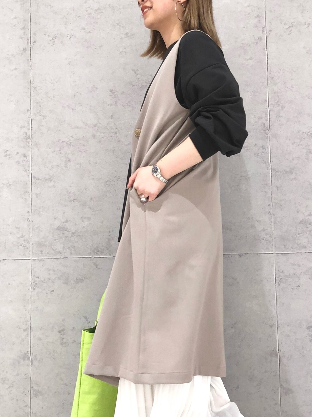 「LEPSIM、レプシィム(LEPSIM)、ジレ、ロングジレ、ボリューム袖、Tシャツ、プリーツスカート、スカート、スカートスタイル、レイヤードスタイル、トートバッグ、ロゴトート、コンバース、スニーカーコーデ、春コーデ」｜「CONVERSEのCONVERSE コンバース オール スター ハイ / ALL STAR HI (CHARC) 32066761（スニーカー、グレー系）」を使った、エムアイさん（レディース・162cm）の春コーディネートの4枚目の写真