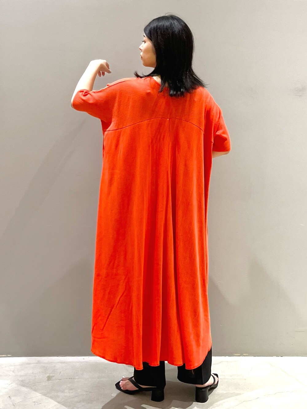 レッド系のワンピース、ブルー系のショルダーバッグ、ブラック系のサンダルを着用したレディースの夏コーディネートの5枚目の写真