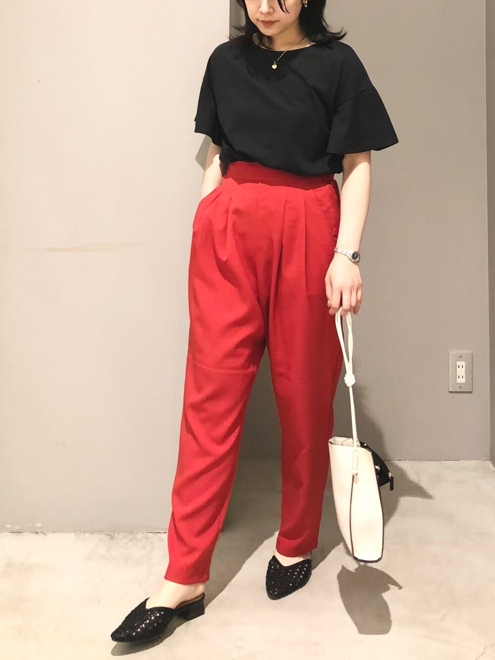 ホワイト系のショルダーバッグ、ブラック系のサンダル、レッド系のその他パンツを着用したレディースの夏コーディネートの1枚目の写真