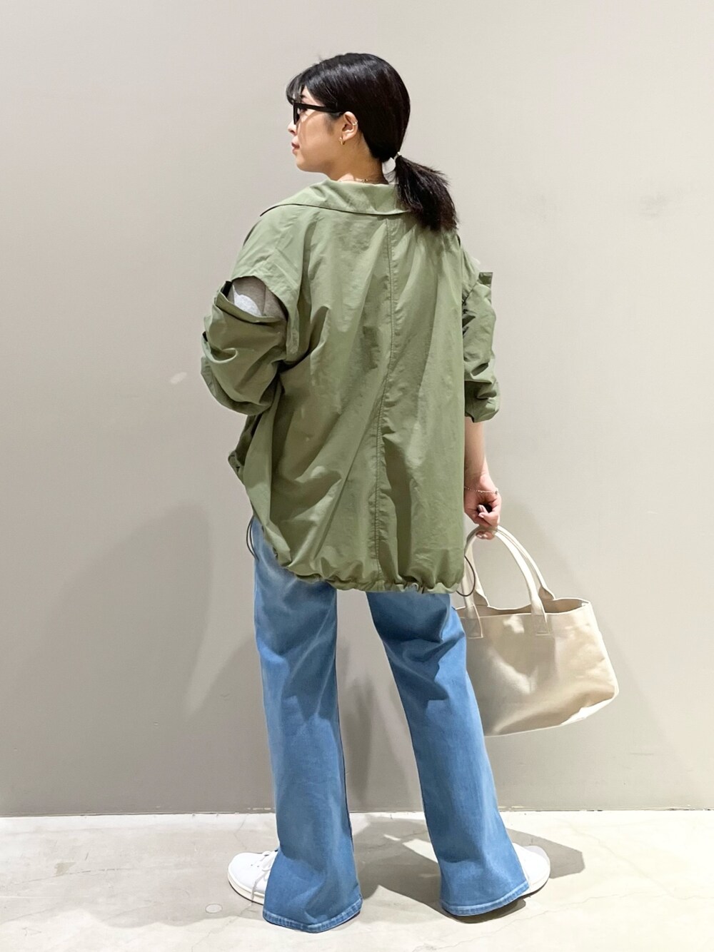 「LEPSIM、レプシィム(LEPSIM)、ミリタリージャケット、ロゴT、デニム、デニムパンツ、白スニーカー、トートバッグ、キャンバストート、ダテメガネ、大人カジュアル、秋服準備はじめました、ジャケットスタイル、スニーカー、スタンスミス」｜「LEPSIMの【adidas/アディダス】STANSMITH/スタンスミス　347751（スニーカー、ホワイト系）」を使った、エムアイさん（レディース・162cm）の秋コーディネートの3枚目の写真