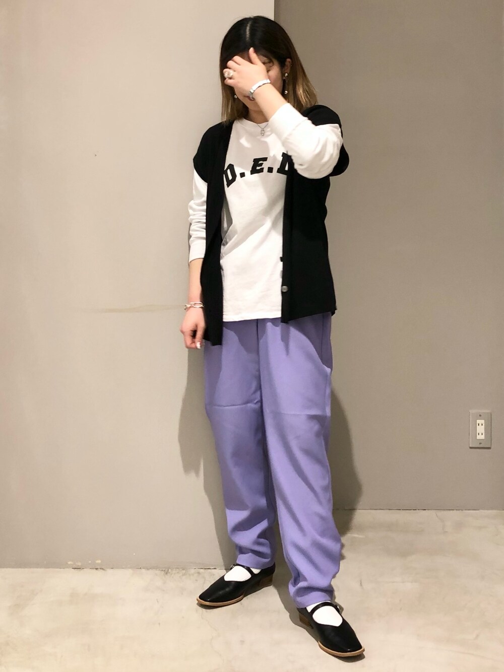 パープル系のその他パンツ、ブラック系のパンプス、ブラック系のベストを着用したレディースの春コーディネートの2枚目の写真