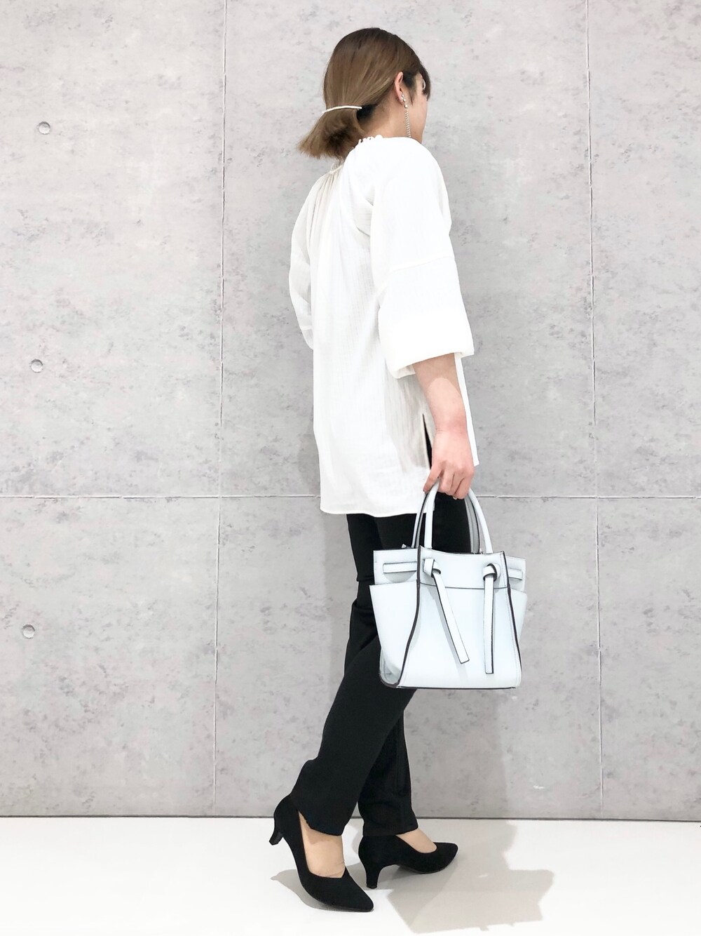 ブラック系のパンツ、ブラック系のパンプス、ホワイト系のシャツ/ブラウスを着用したレディースの春コーディネートの2枚目の写真