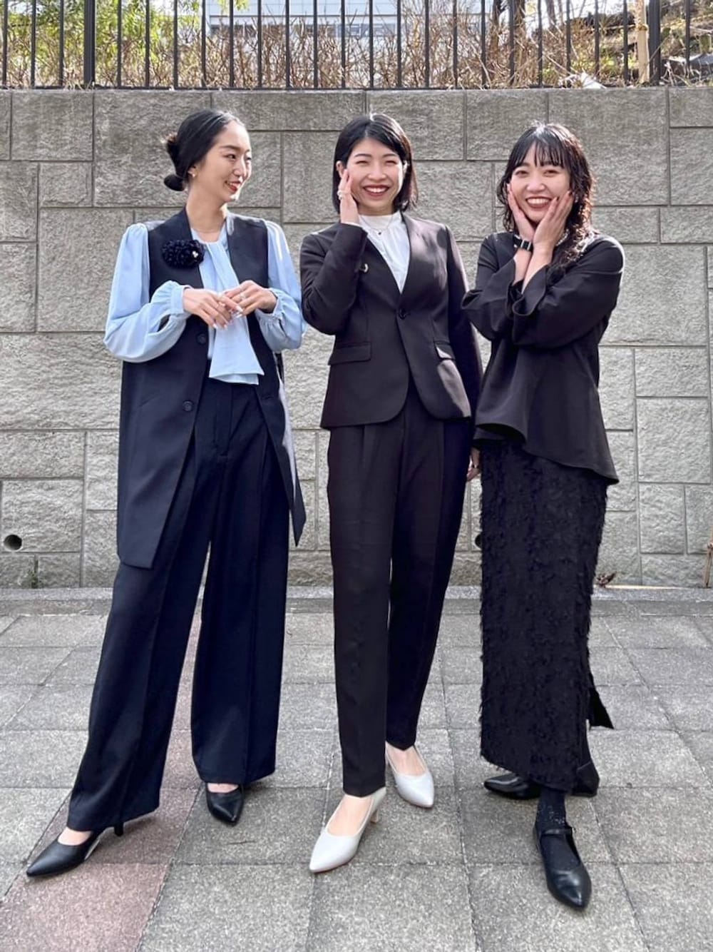 「ブラウス、パンプス、LEPSIM、入学式、卒業式、入園式、卒園式、セレモニー、オケージョン、セットアップ、ジャケット、オフィスカジュアル、モノトーン、プチプラ、シンプルコーデ」｜「LEPSIMのフリンジイージースカート　102864（スカート、ブラック系）」を使った、エムアイさん（レディース・162cm）の冬コーディネートの1枚目の写真