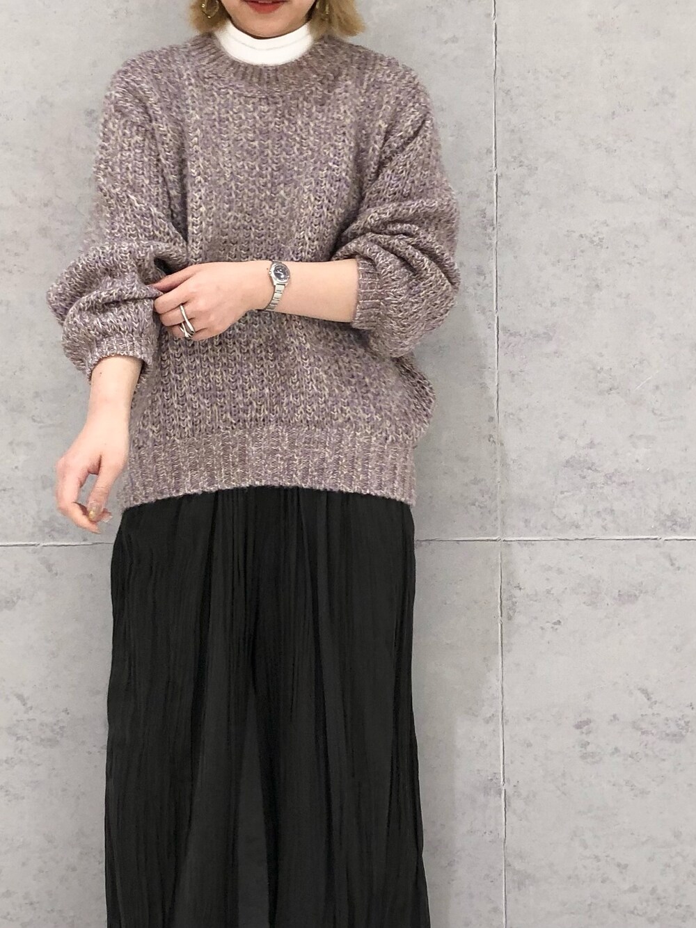 パープル系のニット/セーター、グレー系のその他パンツ、グレー系のスニーカーを着用したレディースの冬コーディネートの2枚目の写真