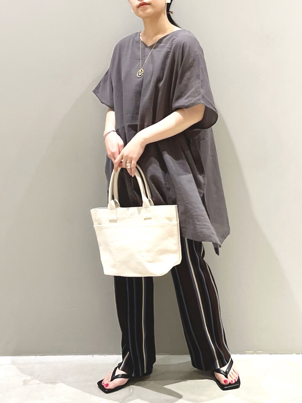 「LEPSIM、レプシィム(LEPSIM)、シアー、シアートップス、ポンチョ、グレー、ニットパンツ、ストライプ、トングサンダル、トートバッグ、秋服準備はじめました、大人カジュアル、シンプルコーデ、プチプラ、ラクチンコーデ」｜「LEPSIMの12ゲージマルチストライプパンツ　270739（その他パンツ、ブラウン系）」を使った、エムアイさん（レディース・162cm）の秋コーディネートの2枚目の写真