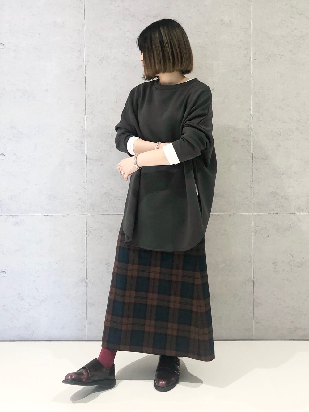 「LEPSIM、ポンチョプルオーバー、レイヤードスタイル、チェックスカート、カラータイツ、秋コーデ、シンプル、ラクチンコーデ、きれいめカジュアル、カジュアル、大人カジュアル、オトナカワイイ、お洒落さんとつながりたい、モノトーン」｜「LEPSIMのマルチ機能付きチェックスカート　216722（スカート、グリーン系）」を使った、エムアイさん（レディース・162cm）の秋コーディネートの1枚目の写真