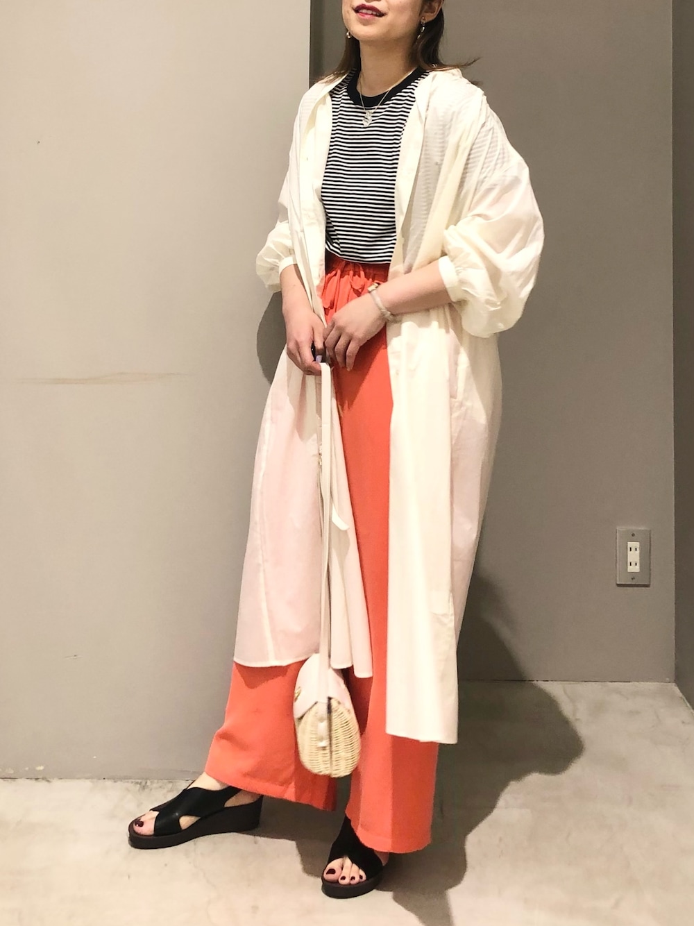 「LEPSIM、レプシィム(LEPSIM)、ワンピース、シャツワンピ、ロングワンピース、ボーダー、ボーダートップス、カラーパンツ、カラー×コーデ、オレンジ、ラタンバッグ、サンダル、春夏コーデ、きれいめカジュアル、ビタミンカラー」｜「LEPSIMの軽やかコットンワンピース[2022春夏]　262891（ワンピース、ホワイト系）」を使った、エムアイさん（レディース・162cm）の春コーディネートの2枚目の写真