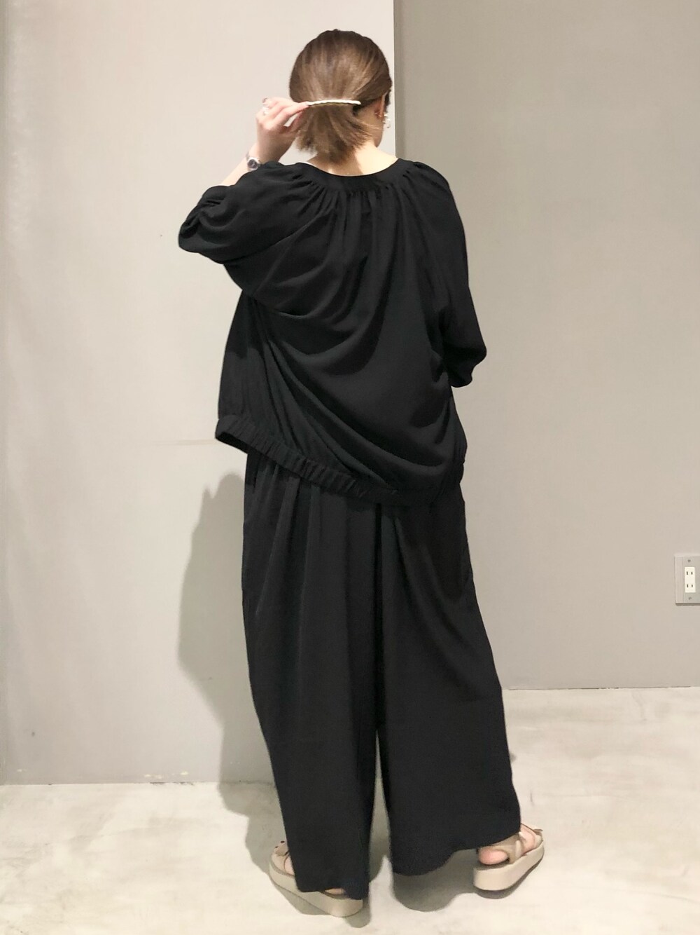 「LEPSIM、レプシィム(LEPSIM)、ブルゾン、春アウター、夏アウター、ワンピース、コンビネゾン、サロペット、スポーツサンダル、グリーン、トートバッグ、春夏コーデ、シンプルコーデ、きれいめカジュアル、モノトーン」｜「LEPSIMのUVギャザーネックブルゾン　262357（ブルゾン、ブラック系）」を使った、エムアイさん（レディース・162cm）の夏コーディネートの2枚目の写真