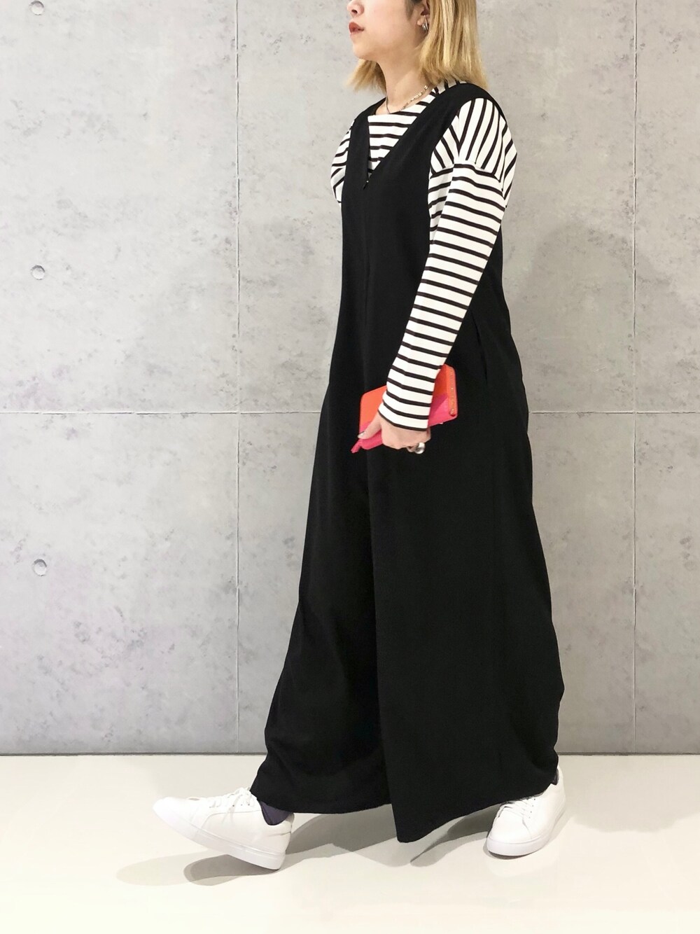 ブラック系のつなぎ/オールインワン、ホワイト系のTシャツ/カットソー、ホワイト系のスニーカーを着用したレディースの冬コーディネートの3枚目の写真