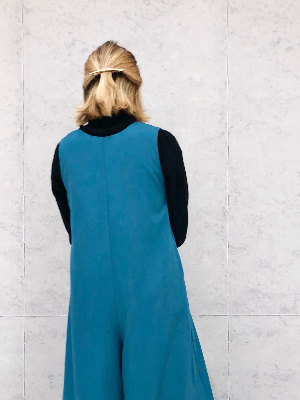 ベージュ系のショルダーバッグ、ブラック系のブーツ、ブルー系のつなぎ/オールインワンを着用したレディースの冬コーディネートの5枚目の写真