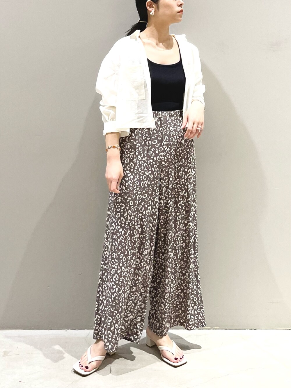 ホワイト系のサンダル、ホワイト系のシャツ/ブラウス、ブラック系のタンクトップを着用したレディースの夏コーディネートの5枚目の写真