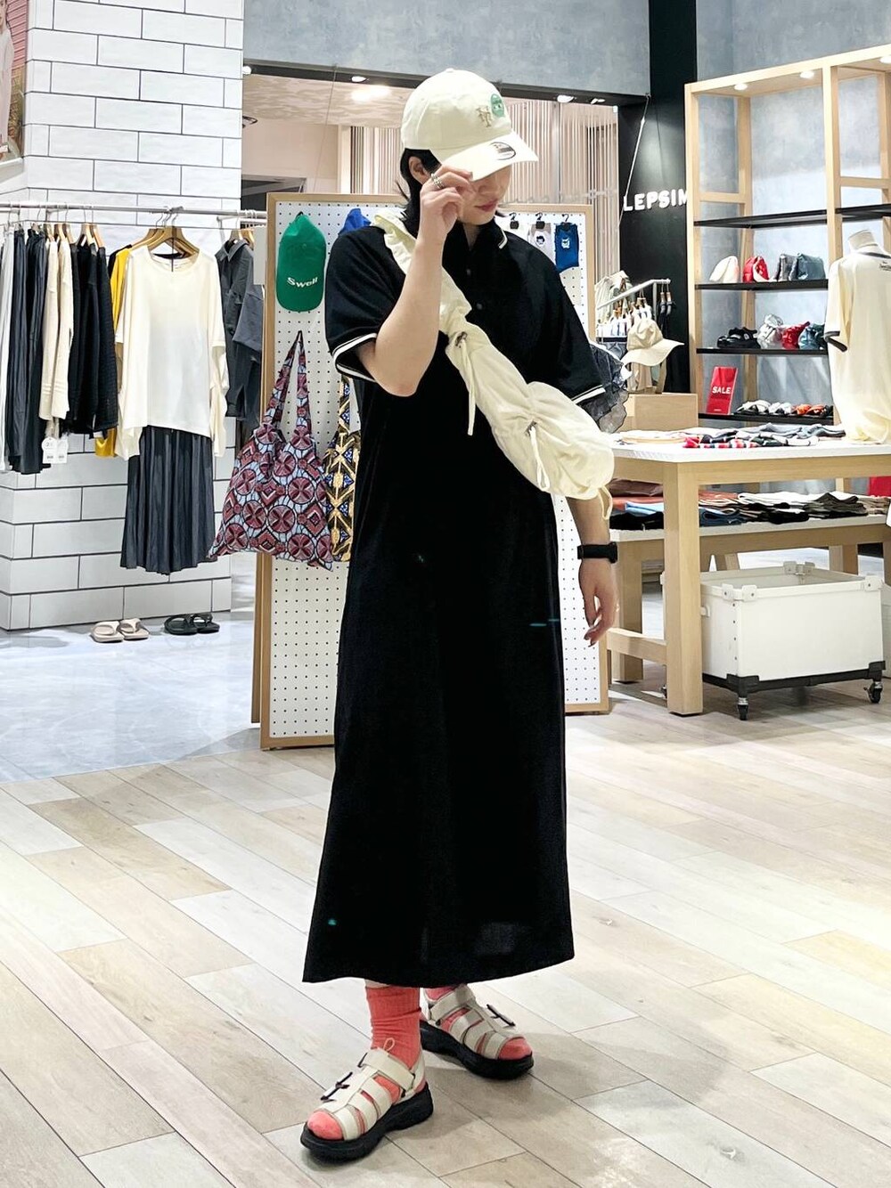 ホワイト系のショルダーバッグ、ホワイト系のサンダル、ブラック系のマタニティウェア/グッズを着用したレディースの夏コーディネートの1枚目の写真