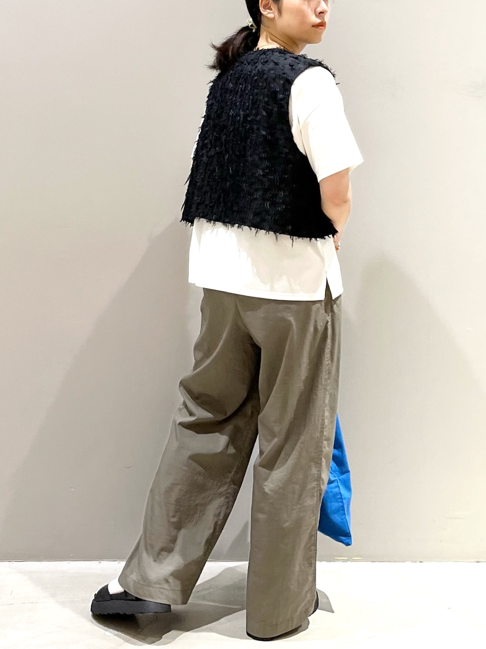 グリーン系のその他パンツ、ブラック系のサンダル、ブラック系のベストを着用したレディースの秋コーディネートの3枚目の写真