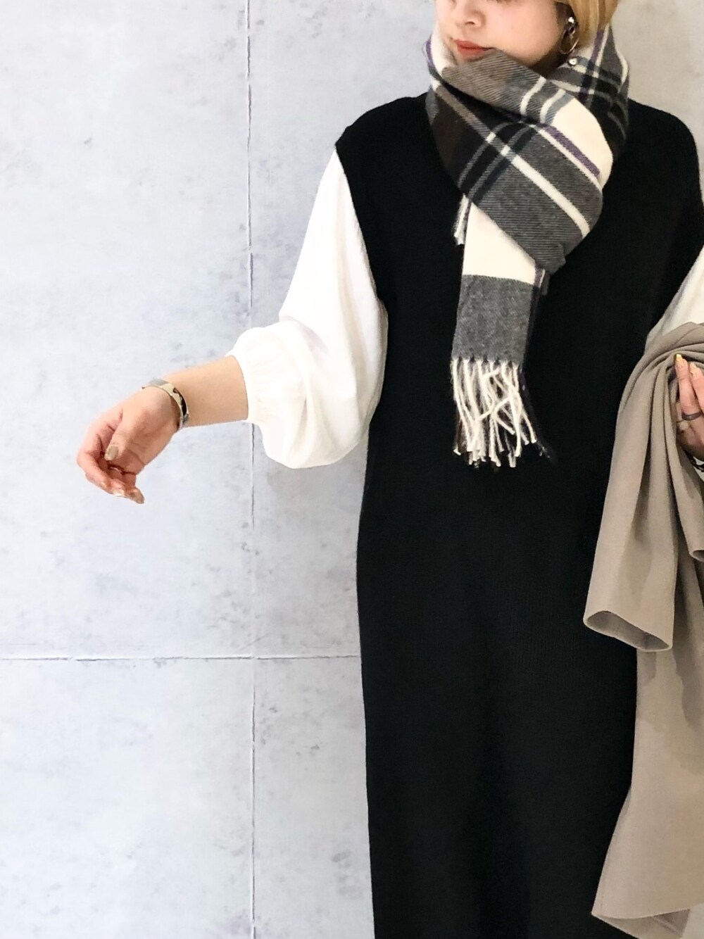 「LEPSIM、レプシィム(LEPSIM)、チェスターコート、ロングコート、ニットワンピース、ワンピース、ドッキングワンピ、ローヒール、ローヒールブーツ、ストール、大人カジュアル、シンプルコーデ、シンプル、ニットコーデ、デートスタイル（WOMEN）」｜「LEPSIMの4つの嬉しい機能付き！シアワセストレッチローヒールブーツ　236249（ブーツ、ホワイト系）」を使った、エムアイさん（レディース・162cm）の冬コーディネートの3枚目の写真