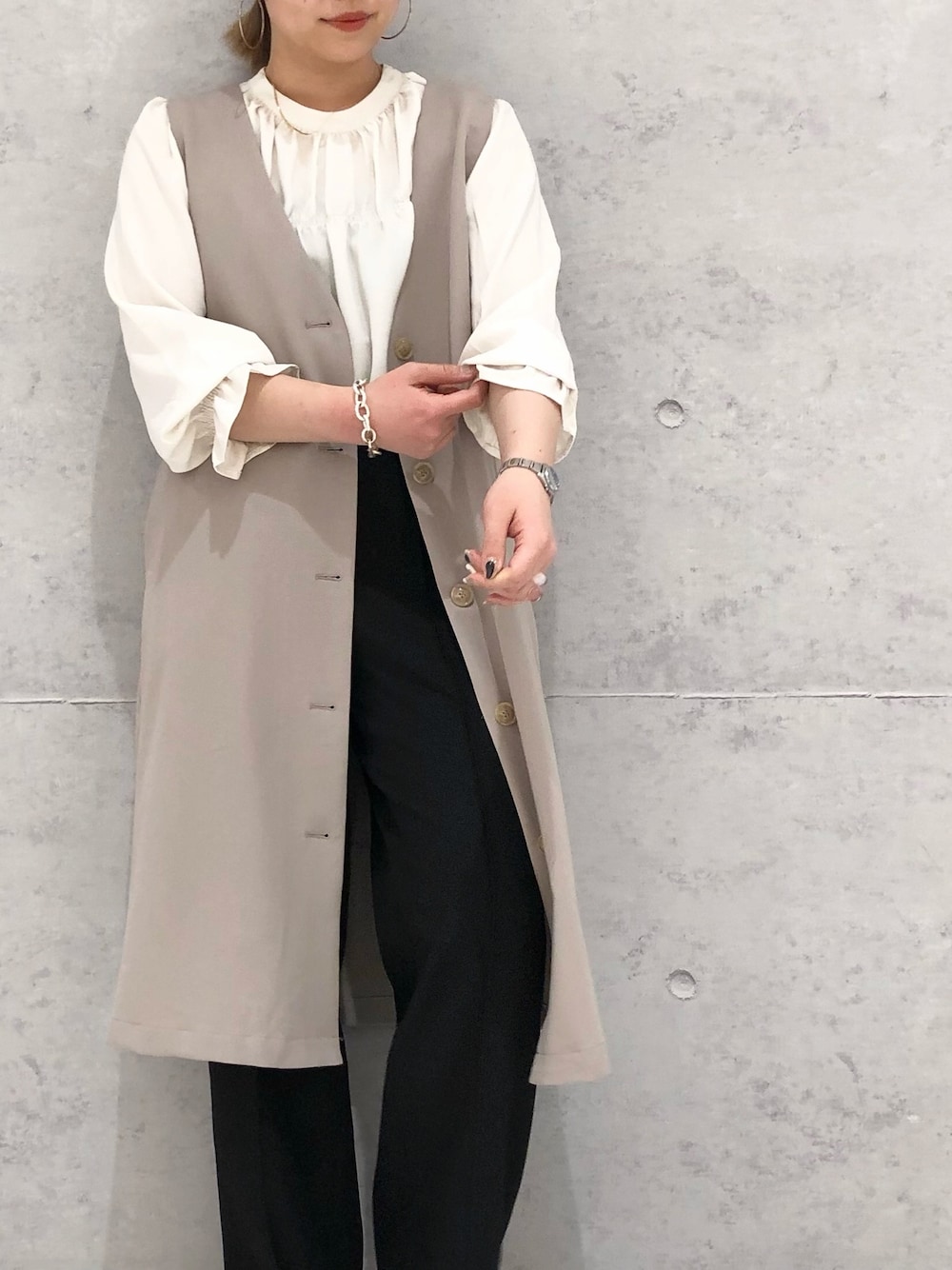 シルバー系のパンプス、ホワイト系のシャツ/ブラウス、ベージュ系のその他アウターを着用したレディースの春コーディネートの3枚目の写真