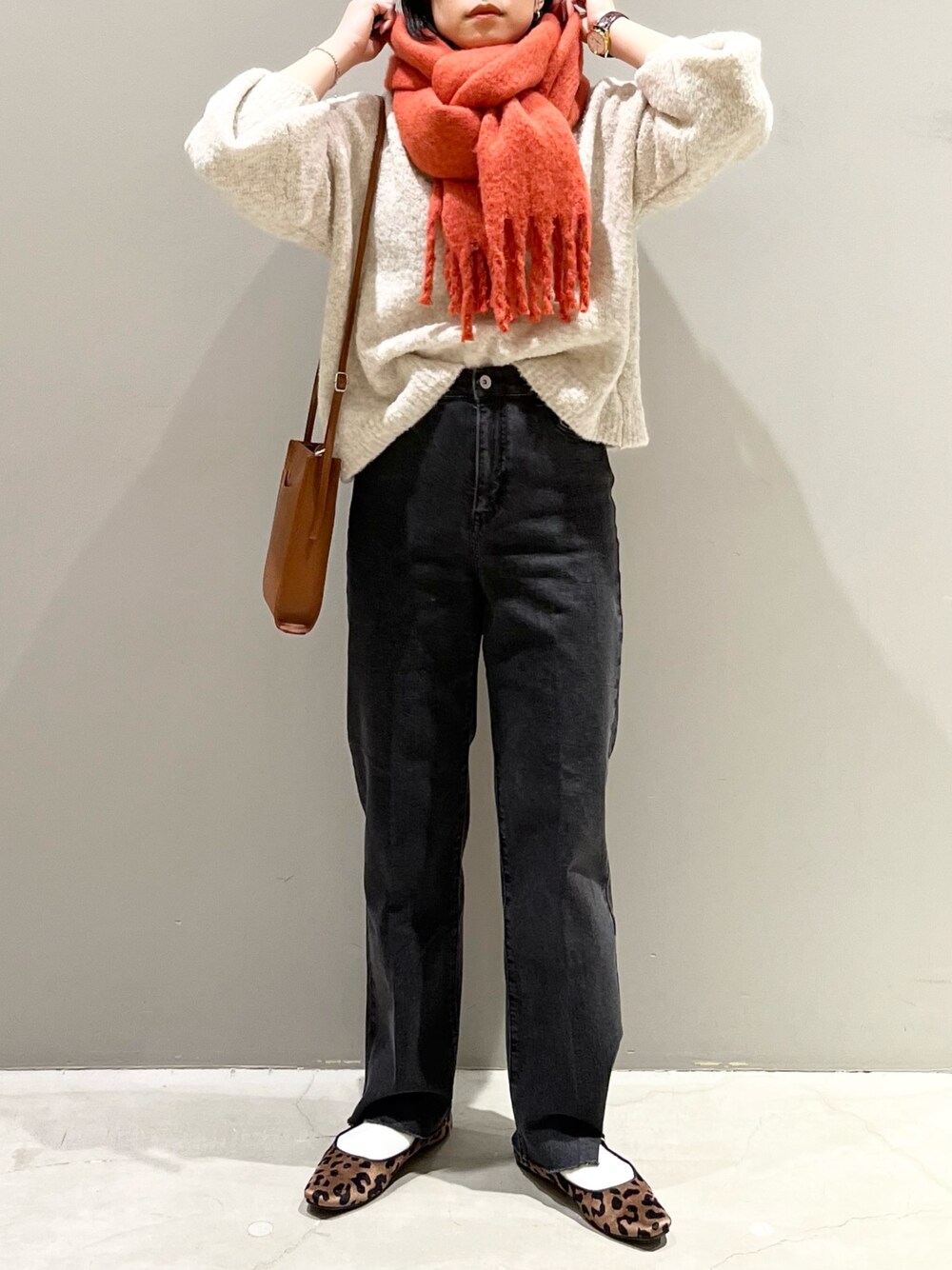 その他のその他シューズ、ブラウン系のショルダーバッグ、ブラック系のデニムパンツを着用したレディースの冬コーディネートの1枚目の写真