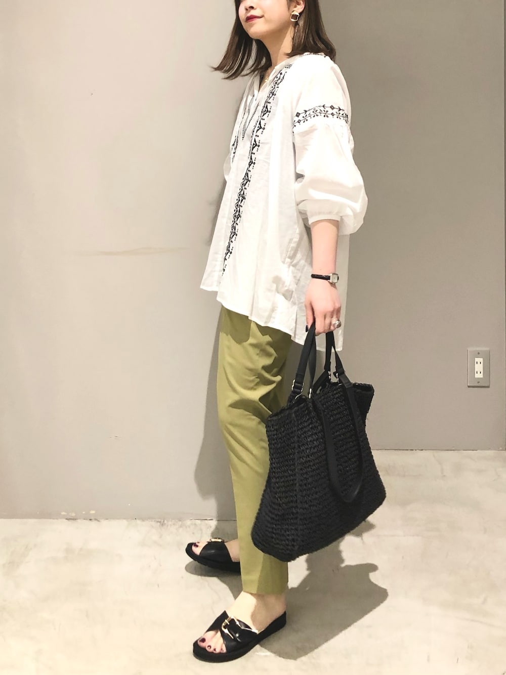 「LEPSIM、レプシィム(LEPSIM)、ブラウス、刺繍、刺繍ブラウス、グローバルワーク(GLOBAL WORK)、GLOBAL WORK、テーパードパンツ、グリーン、トートバッグ、ペーパーバッグ、サンダル、カラー×コーデ、きれいめカジュアル、カラーパンツ」｜「LEPSIMの刺繍スキッパーブラウス　274467（シャツ/ブラウス、ホワイト系）」を使った、エムアイさん（レディース・162cm）の春コーディネートの2枚目の写真