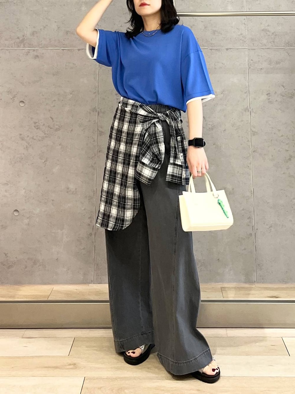 「カジュアル、モード、ベーシック/シンプル、デート/ロマンティック、楽ちんコーデ、春コーデ、女子会、きれいめカジュアル_LEPSIM、LEPSIM、おでかけ、シンプルコーデ、春色、ニット、デニムパンツ、チェック」｜「LEPSIMの14ゲージレイヤーライク5分袖クルー　243195（ニット/セーター、ブルー系）」を使った、エムアイさん（レディース・162cm）の春コーディネートの1枚目の写真