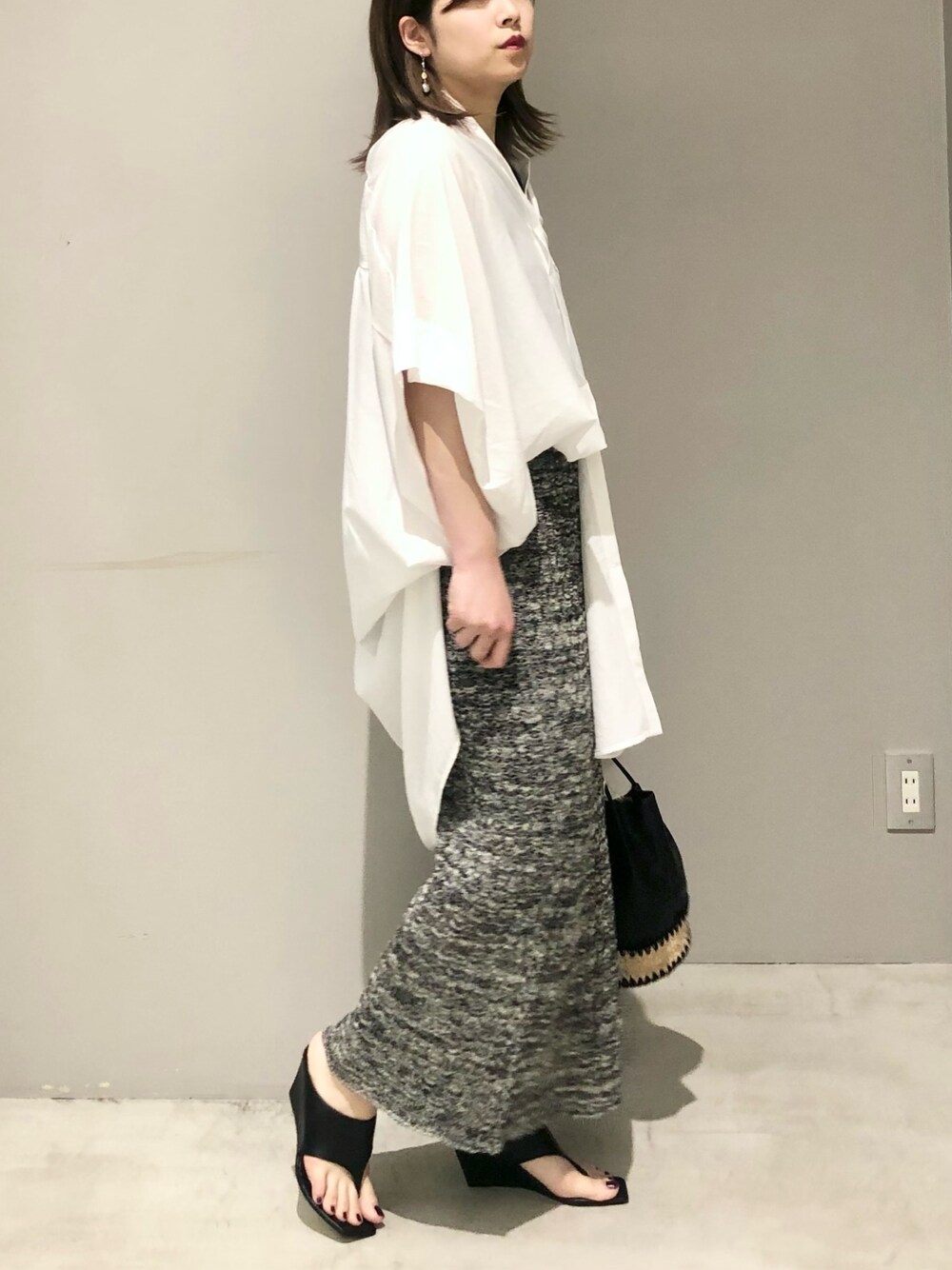 ホワイト系のシャツ/ブラウス、ブラック系のワンピース、ブラック系のかごバッグを着用したレディースの春コーディネートの3枚目の写真
