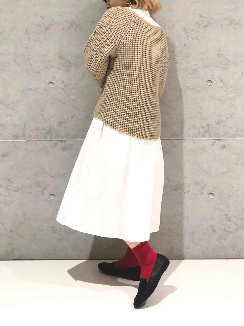 「LEPSIM、レプシィム(LEPSIM)、レプシィムのマタニティ、ワンピース、マタニティー、ニット、レイヤードスタイル、ローファー、シアワセローファー、大人カジュアル、シンプル、カラーソックス、春コーデ、着回しコーデ」｜「LEPSIMのマタニティ／ムジガラワンピース　260811（マタニティウェア/グッズ、ホワイト系）」を使った、エムアイさん（レディース・162cm）の冬コーディネートの3枚目の写真