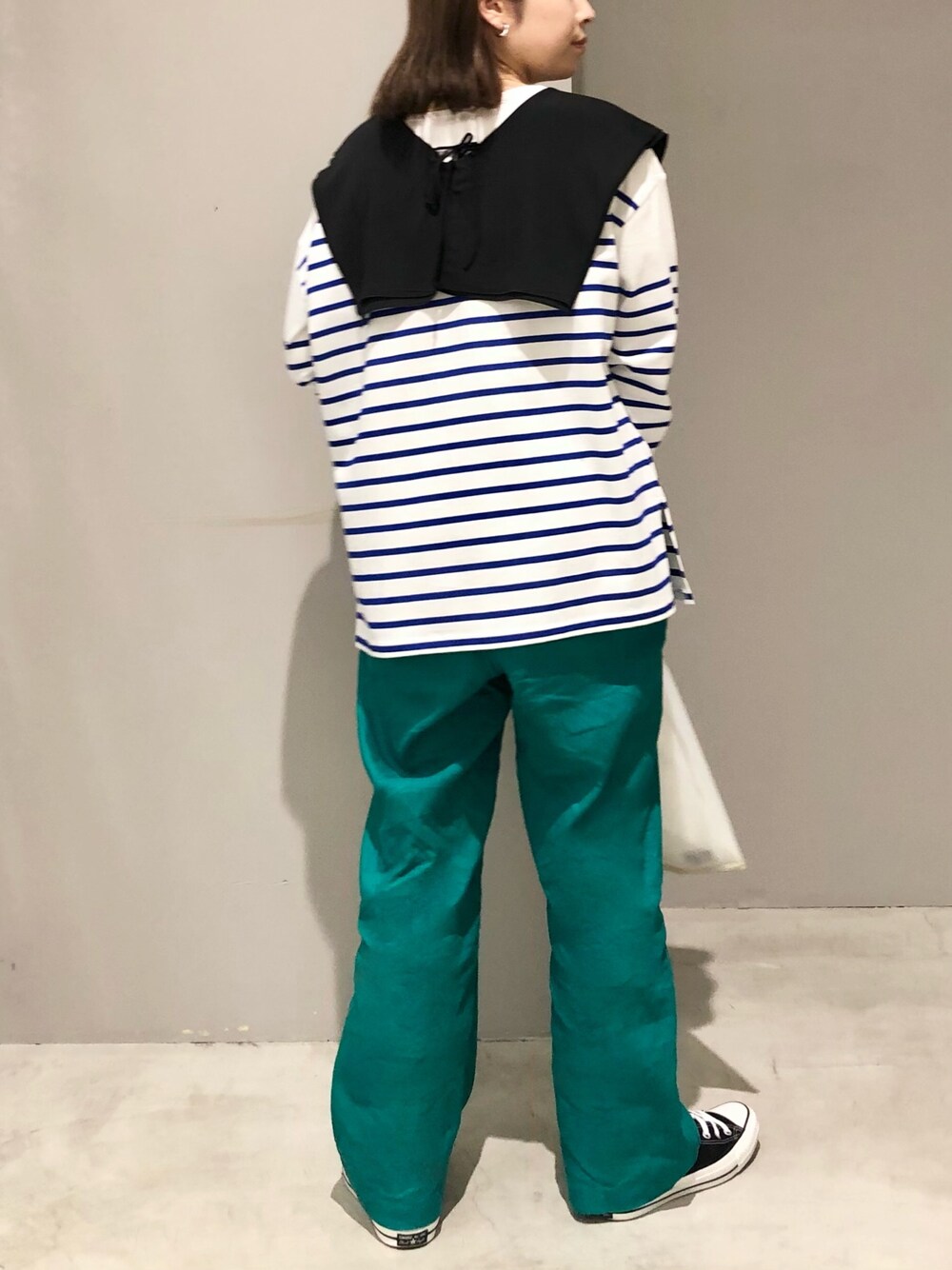 「LEPSIM、レプシィム(LEPSIM)、ボーダー、ボーダートップス、つけ襟、ビッグカラー、カラーパンツ、カラー×コーデ、リネンパンツ、クリアバッグ、スニーカー、コンバース、春夏コーデ、グリーン、きれいめカジュアル」｜「LEPSIMのリネンブレンドストレートパンツ　25538（その他パンツ、グリーン系）」を使った、エムアイさん（レディース・162cm）の春コーディネートの2枚目の写真