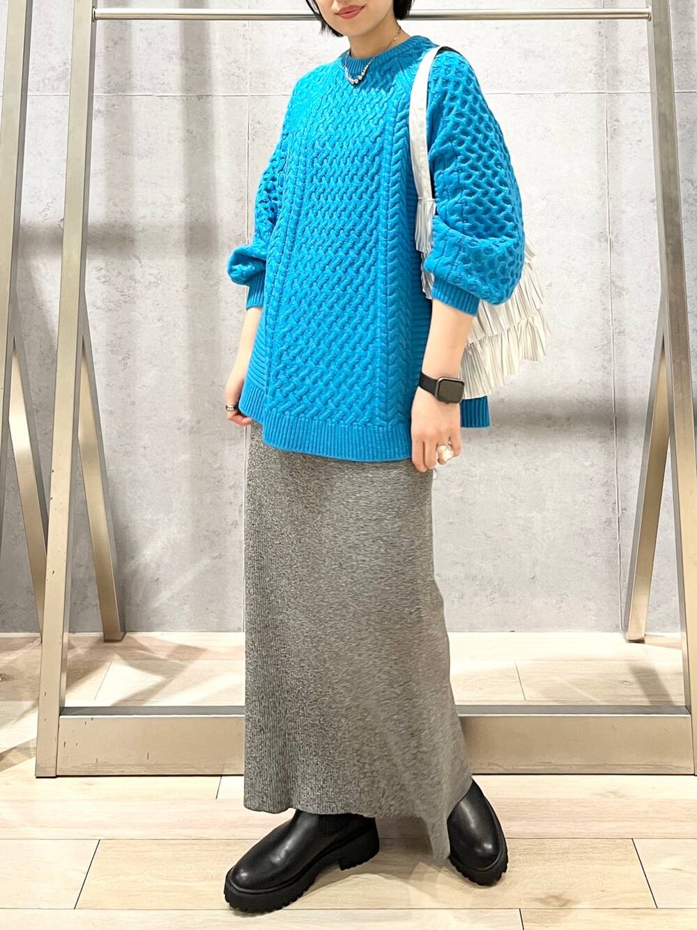 ブラック系のブーツ、シルバー系のトートバッグ、ブルー系のその他トップスを着用したレディースの秋コーディネートの1枚目の写真