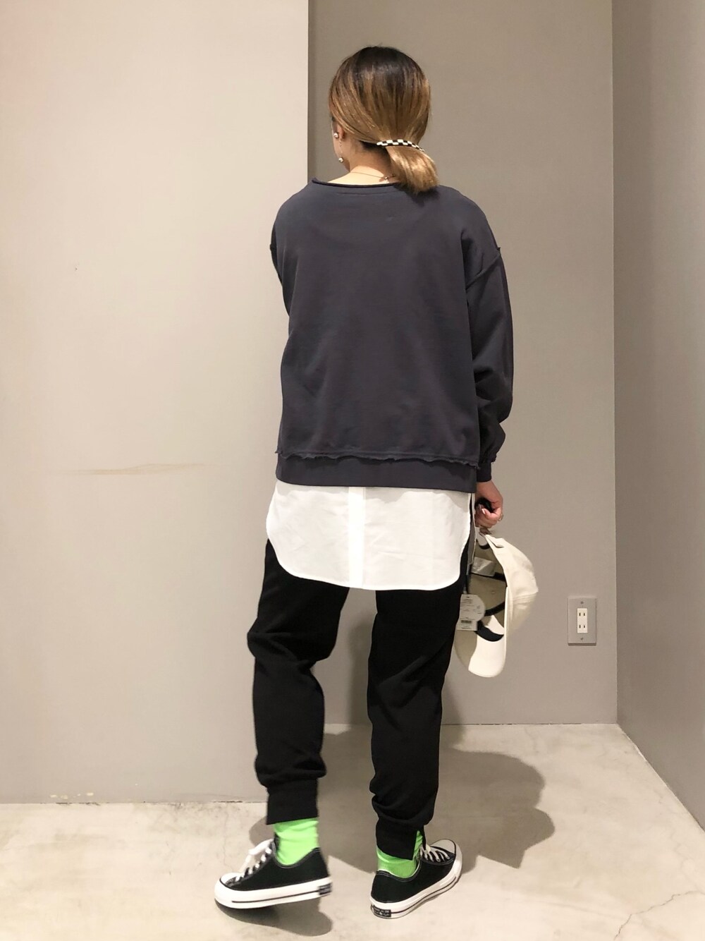 ブラック系のスニーカー、ブラック系のその他パンツ、ホワイト系のタンクトップを着用したレディースの春コーディネートの3枚目の写真