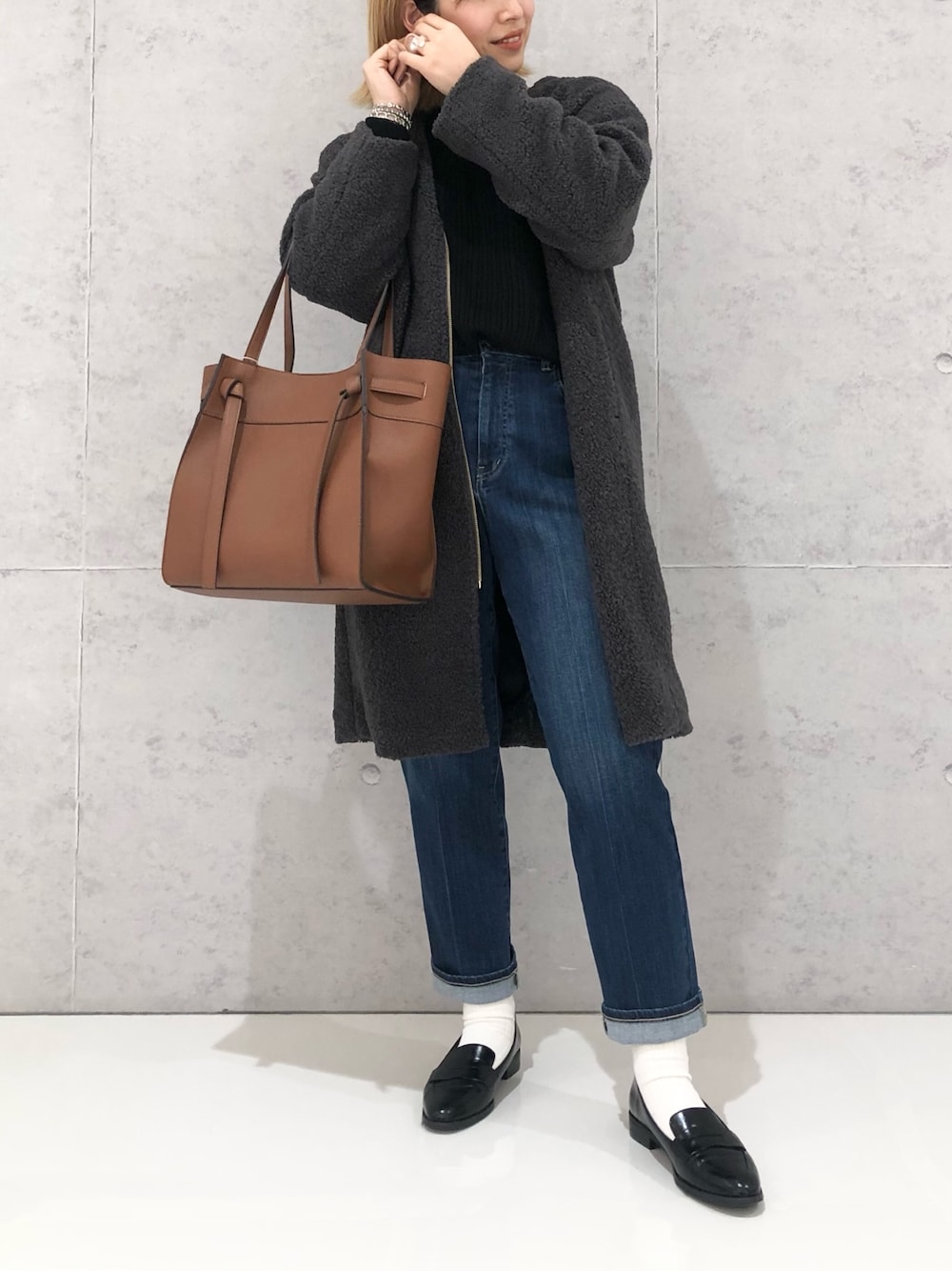 「LEPSIM、レプシィム(LEPSIM)、ロングコート、ボアコート、ドレープニット、ニット、レプスタ、デニム、テーパードパンツ、ローファー、レプかる、トートバッグ、オトナカジュアル、ワントーンコーデ、あったかコーデ」｜「LEPSIMのセンタープレステーパードデニム　952583（デニムパンツ、ブルー系）」を使った、エムアイさん（レディース・162cm）の冬コーディネートの1枚目の写真