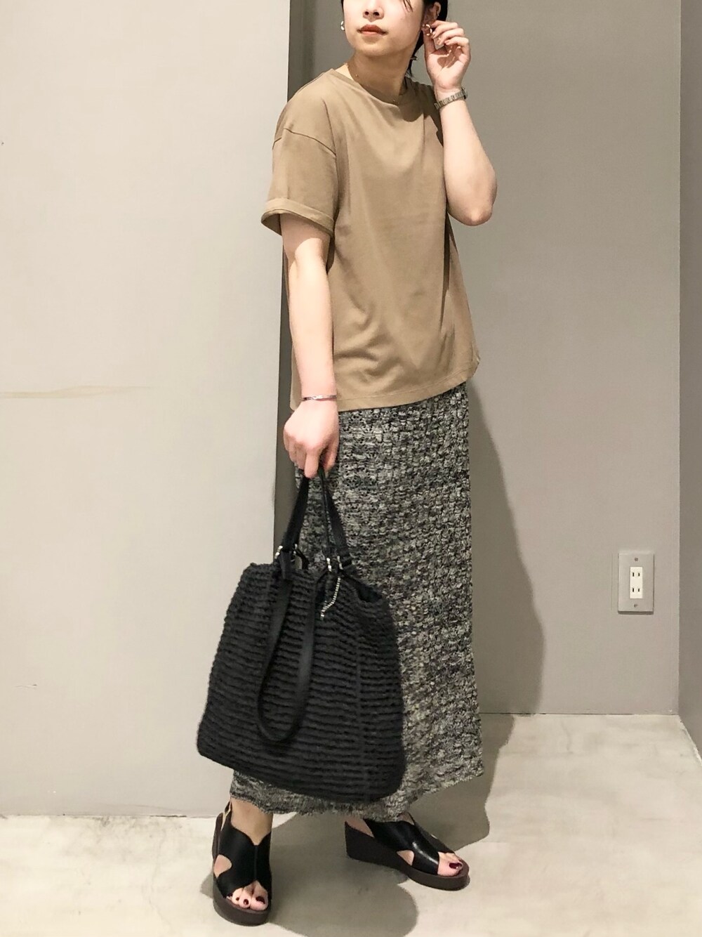 ベージュ系のTシャツ/カットソー、ブラック系のワンピース、ブラック系のトートバッグを着用したレディースの夏コーディネートの1枚目の写真