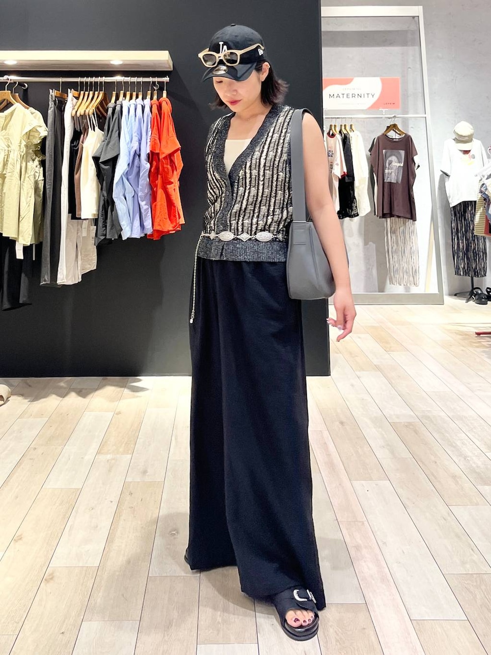 ホワイト系のタンクトップ、ブラック系のその他パンツ、ブラック系のサンダルを着用したレディースの夏コーディネートの1枚目の写真