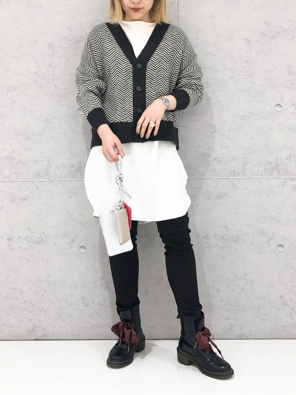 グレー系のカーディガン/ボレロ、ホワイト系のシャツ/ブラウス、シルバー系のショルダーバッグを着用したレディースの冬コーディネートの2枚目の写真